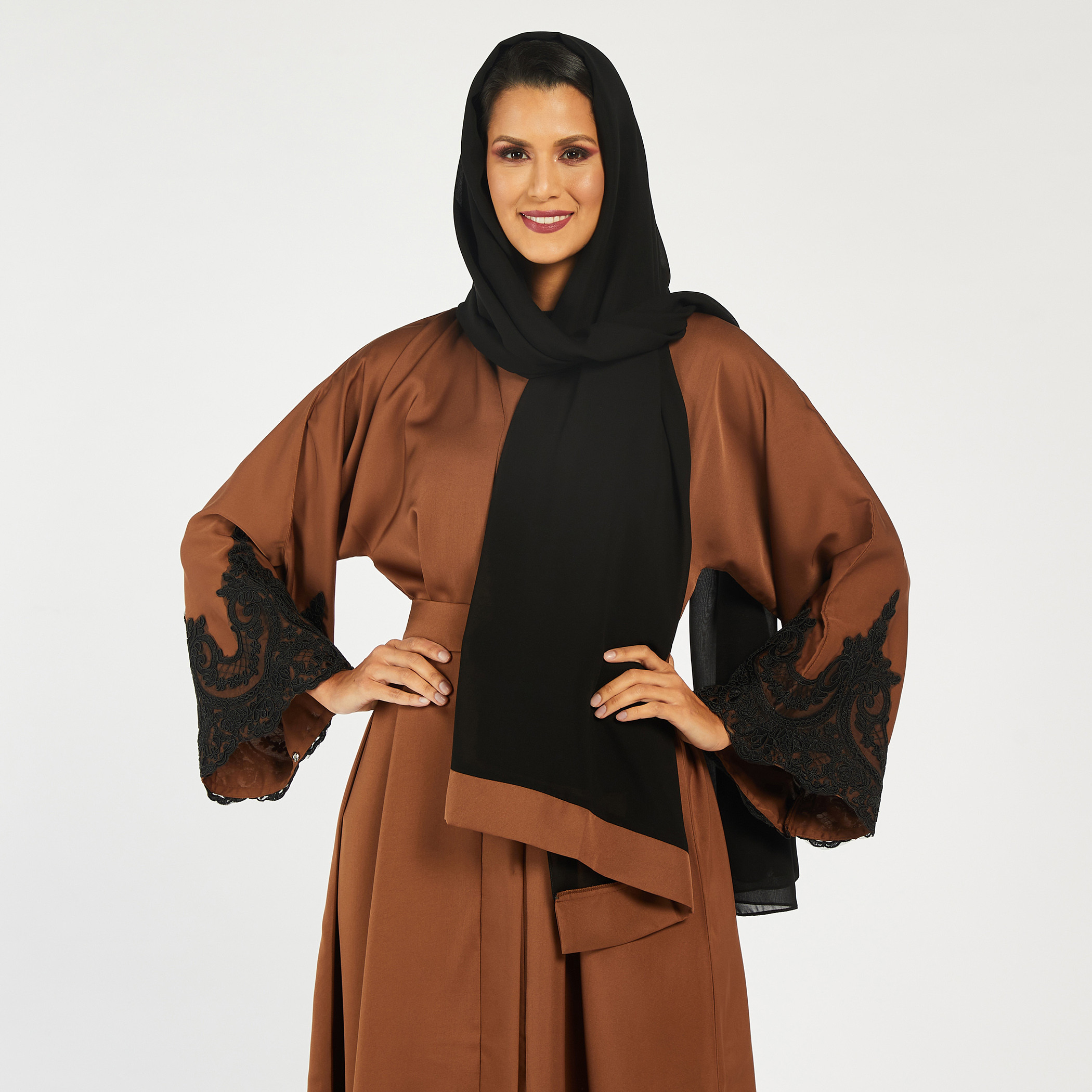 عباية بتفاصيل دانتيل وحزام رباط وحجاب من نُخبة-women-arabicclothing-abayas-image-3