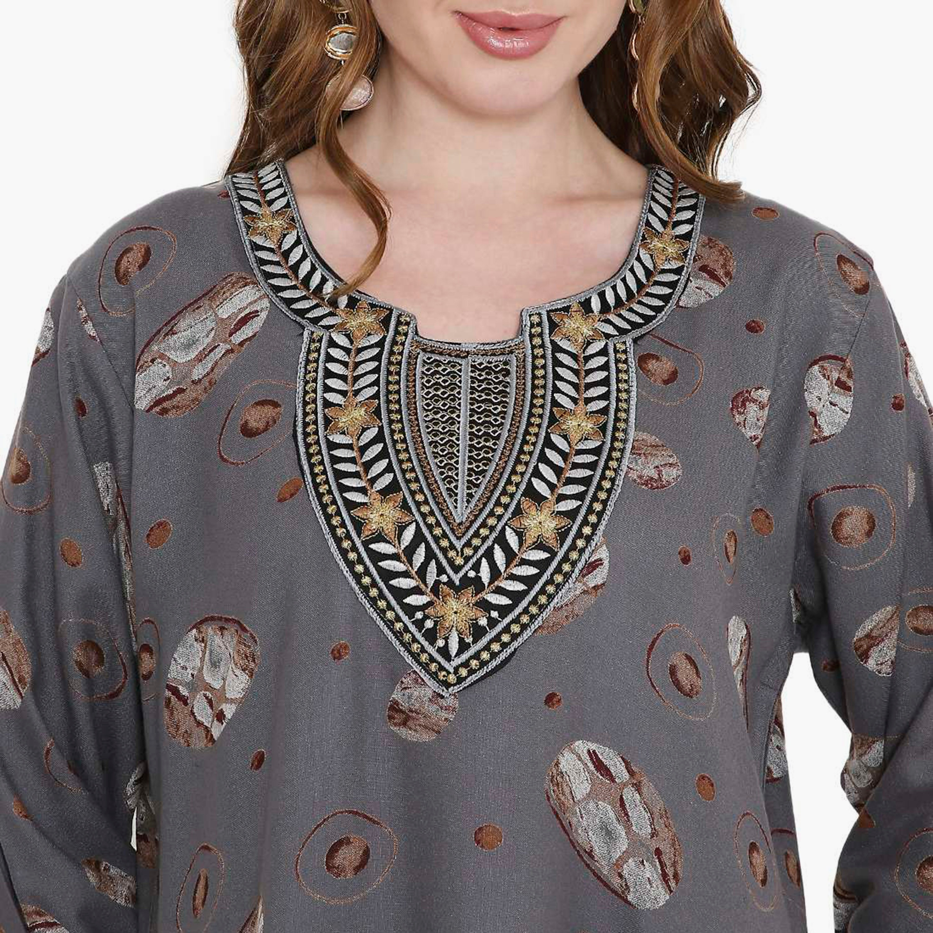 جلابية نسائية بتصميم نير مطبوع ومطرز باللون الرمادي من هانا اند سارة-women-arabicclothing-jalabiyas-image-2