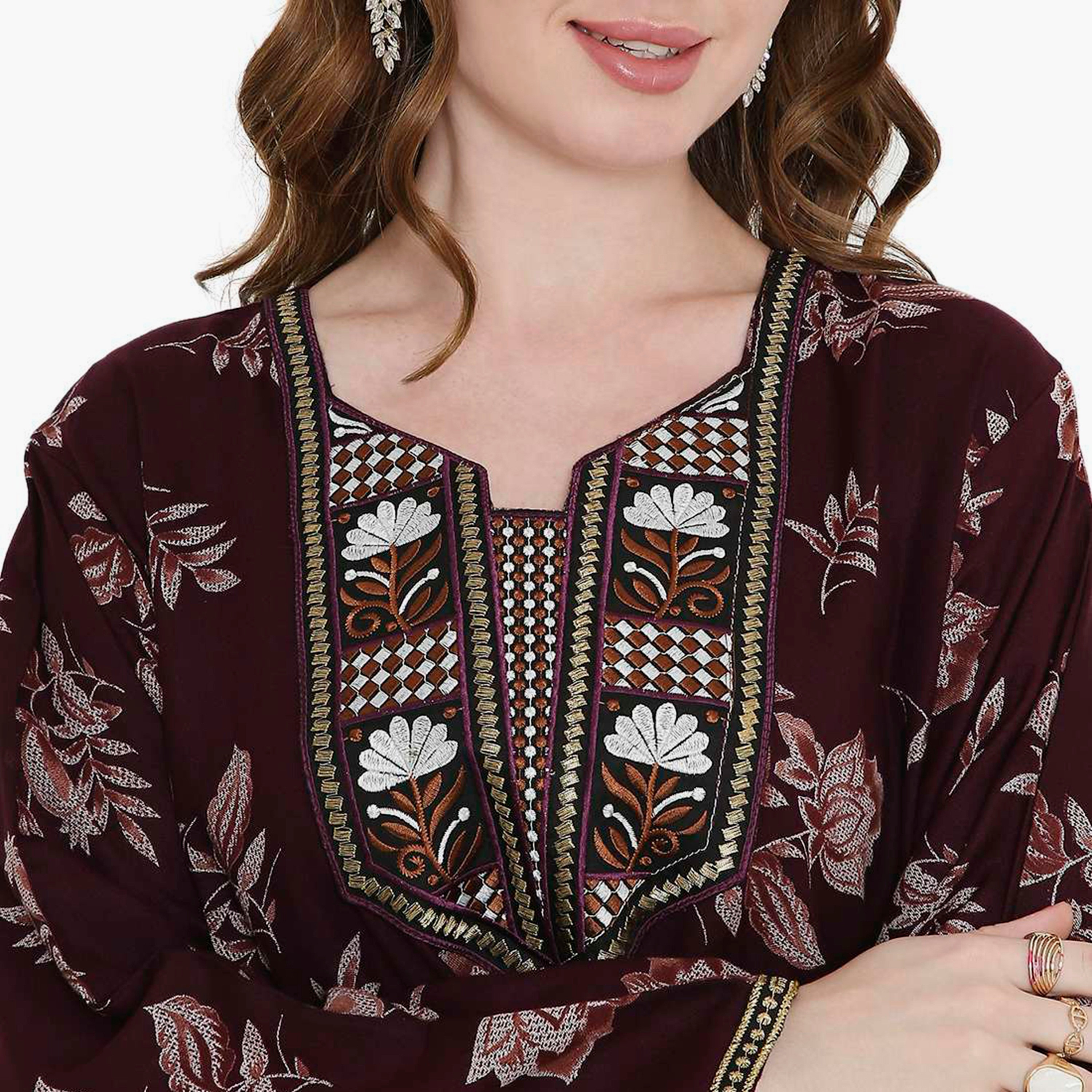 جلابية نسائية بطبعة زهور باللون العنابي وتصميم نير مطرز على الرقبة من هانا اند سارة-women-arabicclothing-jalabiyas-image-2