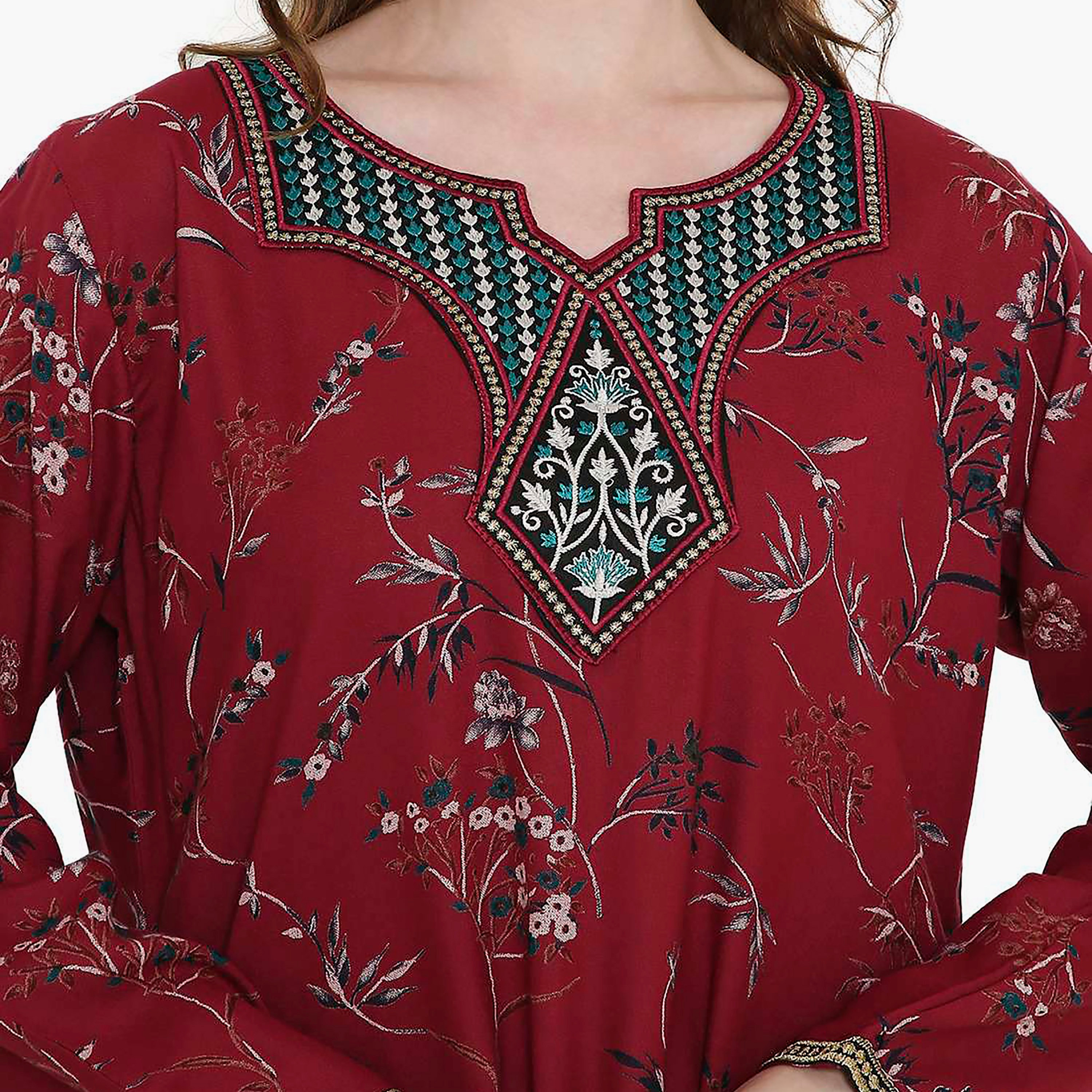 جلابية نسائية بطبعة زهور حمراء وتصميم نير مطرز على الرقبة من هانا اند سارة-women-arabicclothing-jalabiyas-image-2
