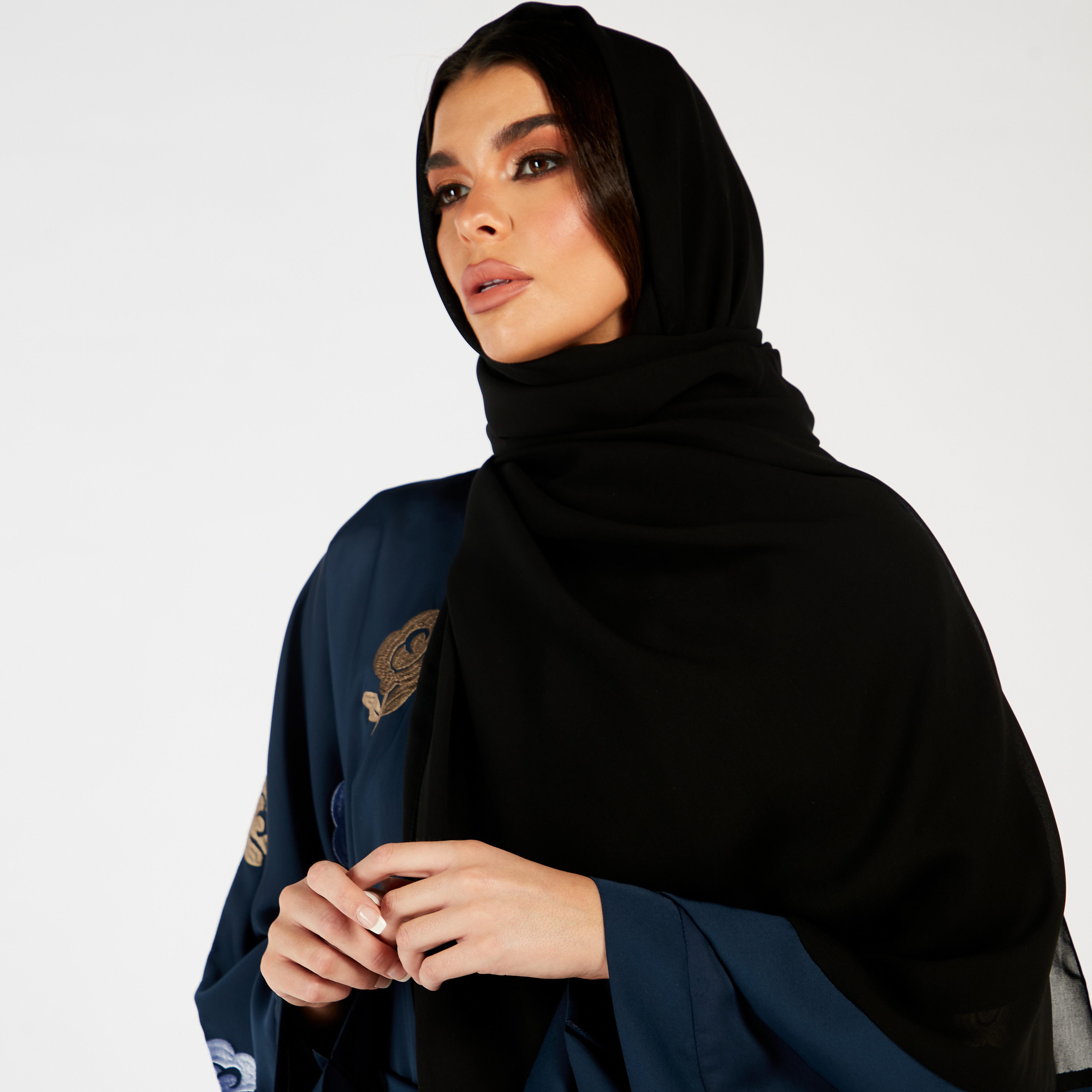طقم عباية مطرّزة ووشاح من نُخبة-women-arabicclothing-abayas-image-2