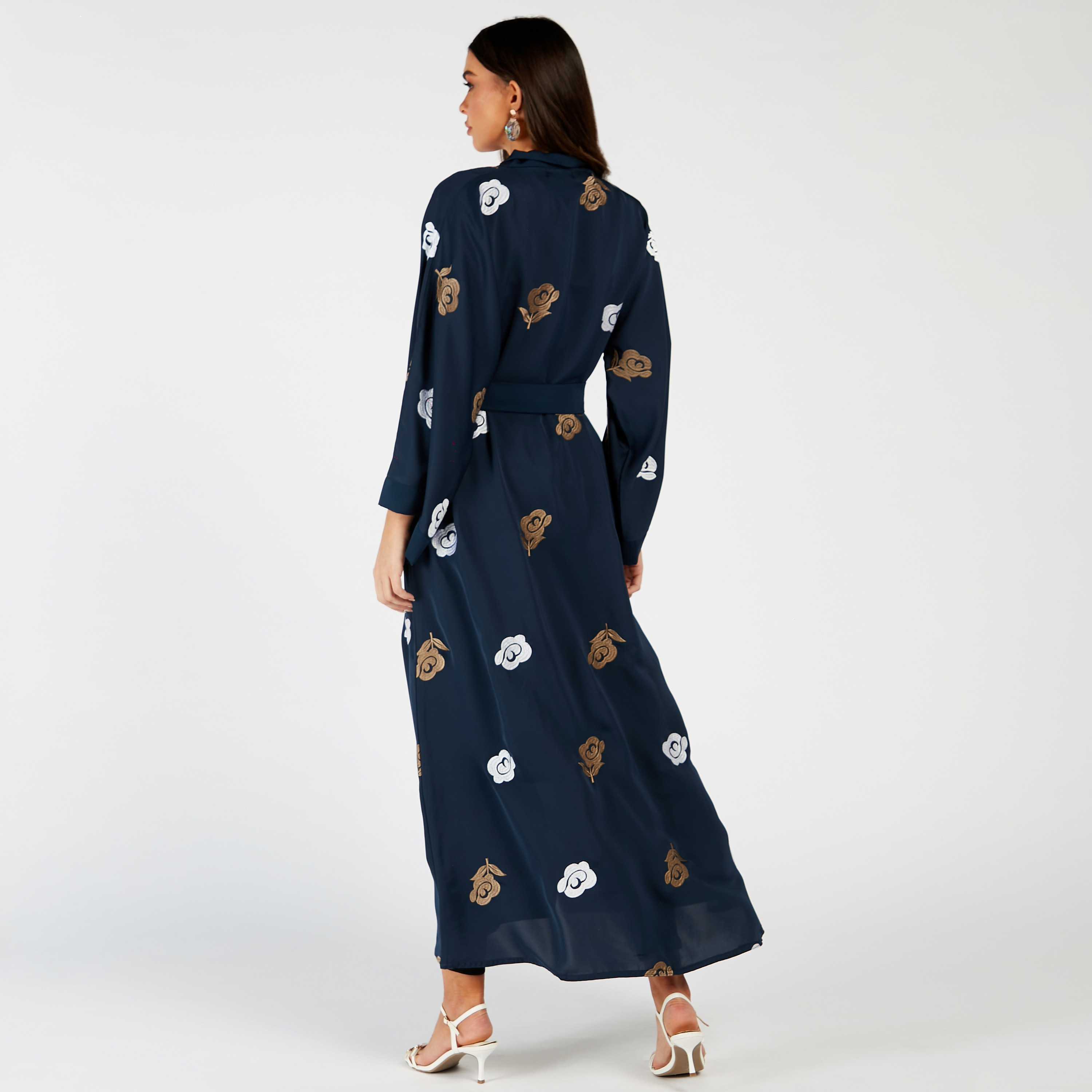 طقم عباية مطرّزة ووشاح من نُخبة-women-arabicclothing-abayas-image-5
