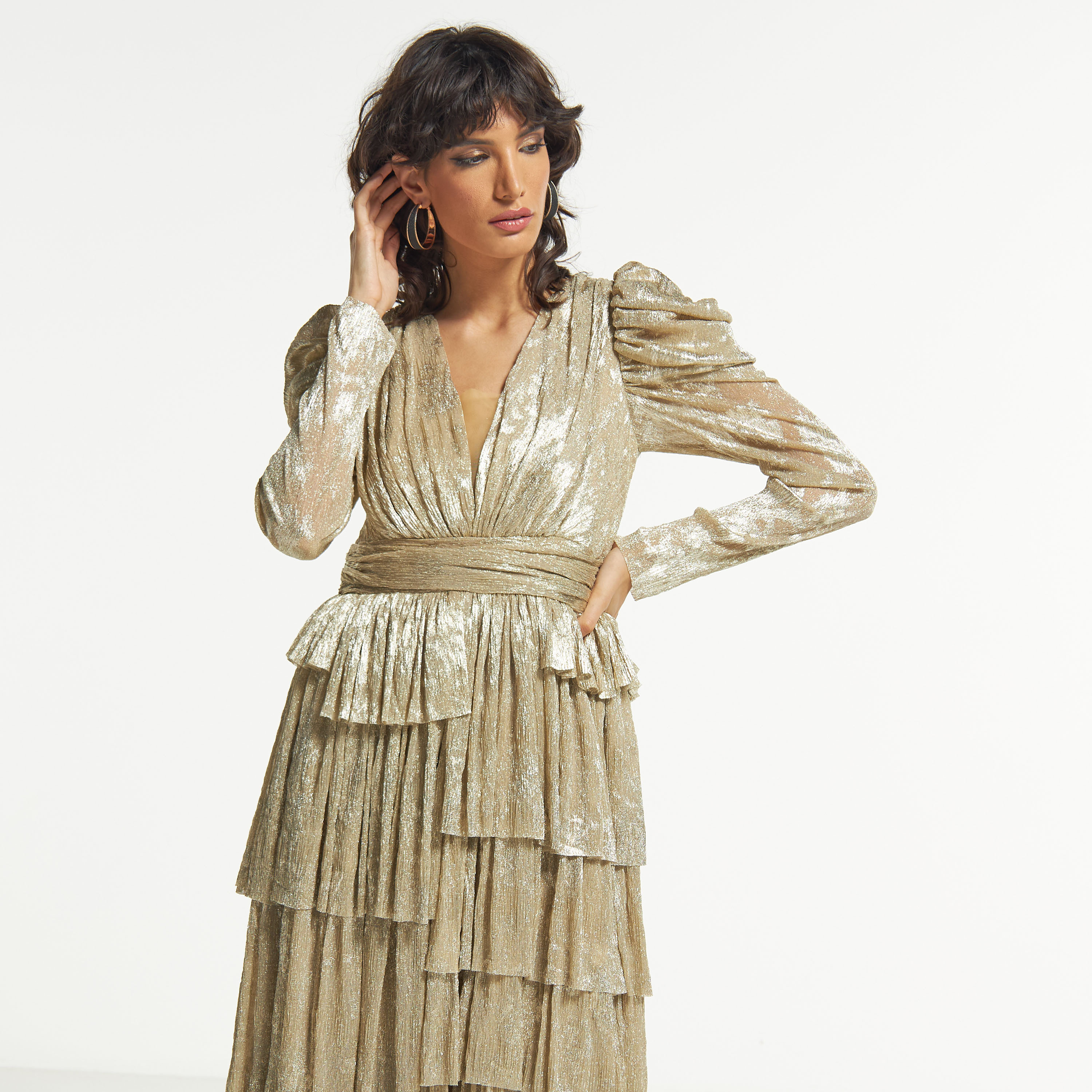 فستان طويل متعدد الطبقات بتفاصيل لامعة وأكمام طويلة من آمري-women-clothing-dresses-image-3