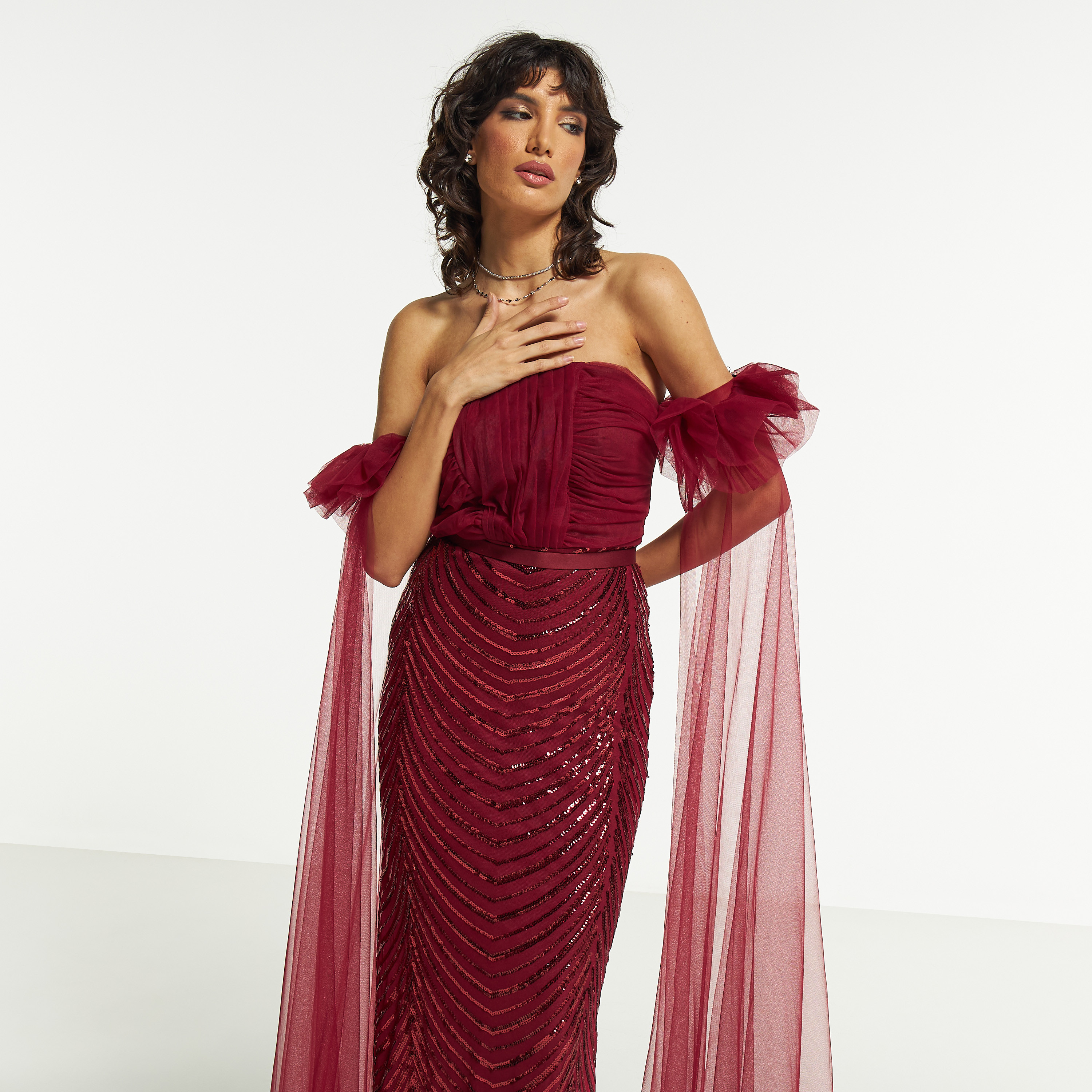 فستان طويل مزيّن بالترتر بأكتاف مكشوفة وسحاب إغلاق من آمري-women-clothing-dresses-image-10