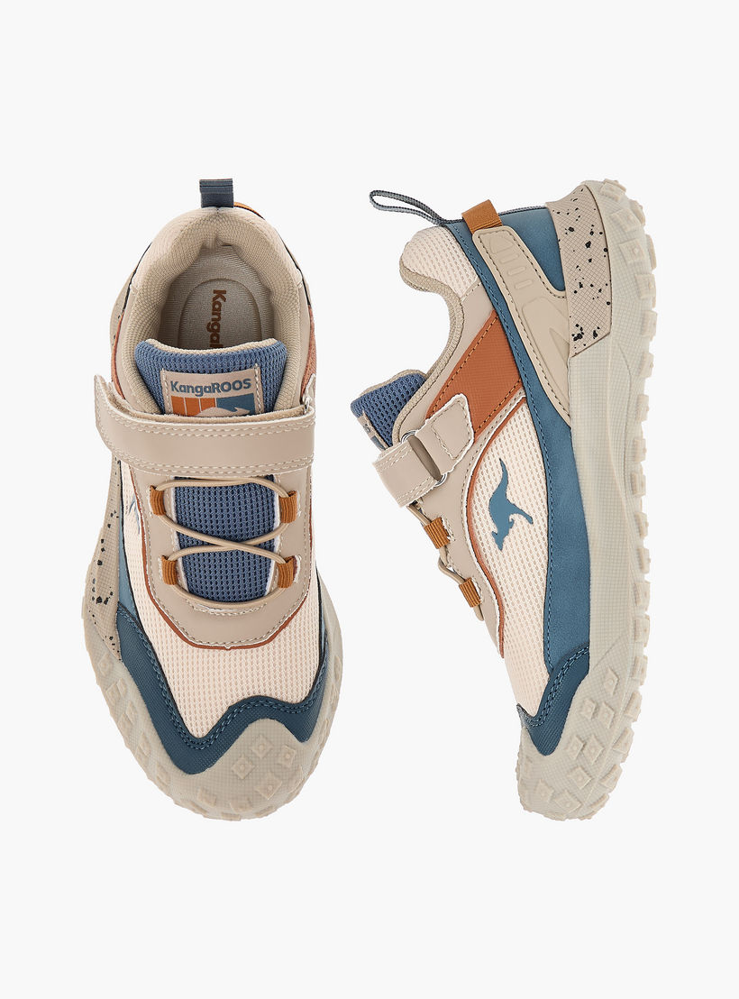 حذاء رياضي بشريط إغلاق وشعار للأولاد من كانجاروس-boys-shoes-schoolshoes-image-1