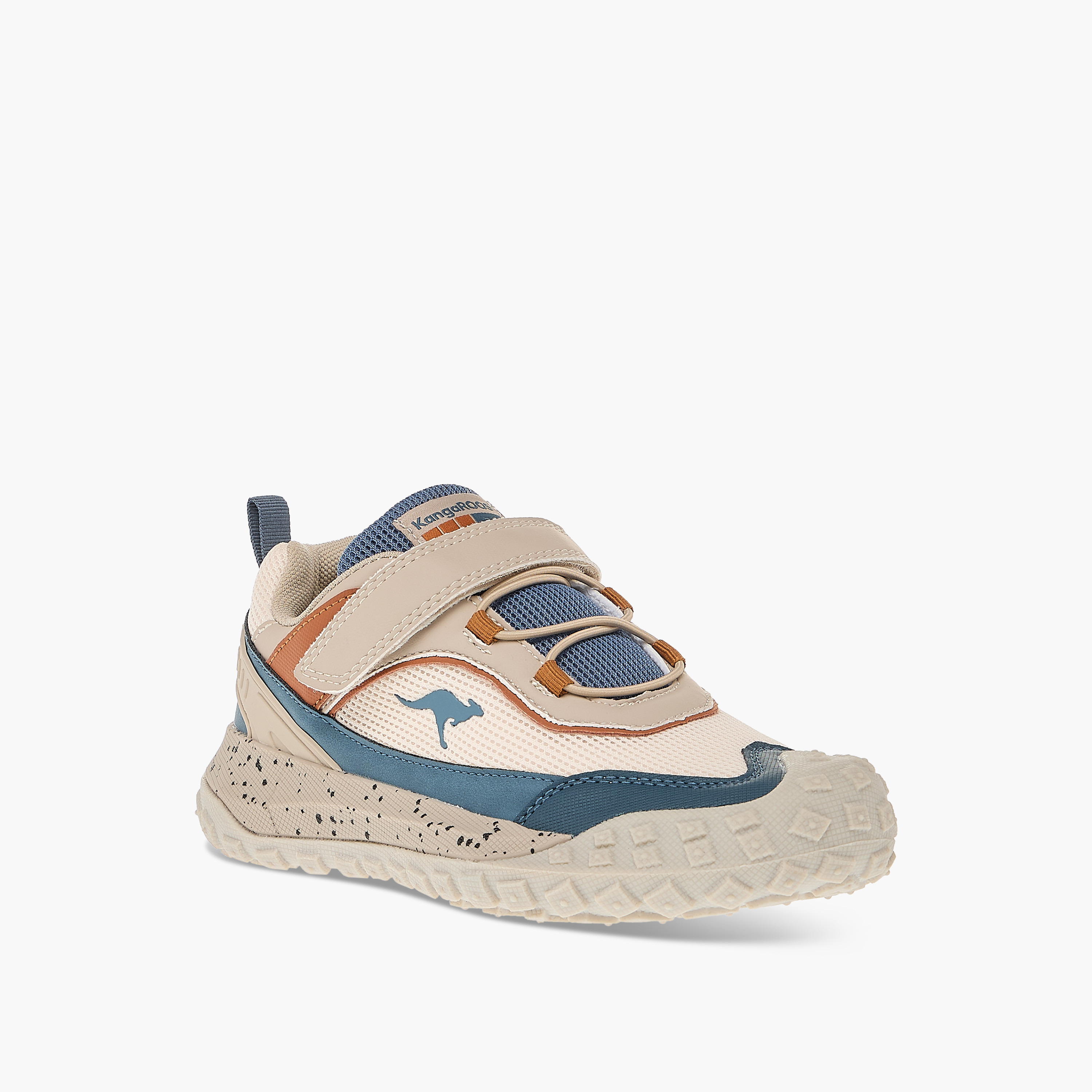 حذاء رياضي بشريط إغلاق وشعار للأولاد من كانجاروس-boys-shoes-schoolshoes-image-2
