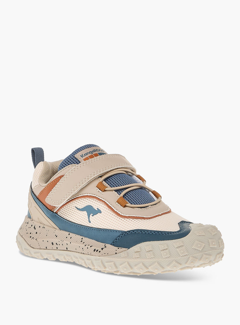 حذاء رياضي بشريط إغلاق وشعار للأولاد من كانجاروس-boys-shoes-schoolshoes-image-2