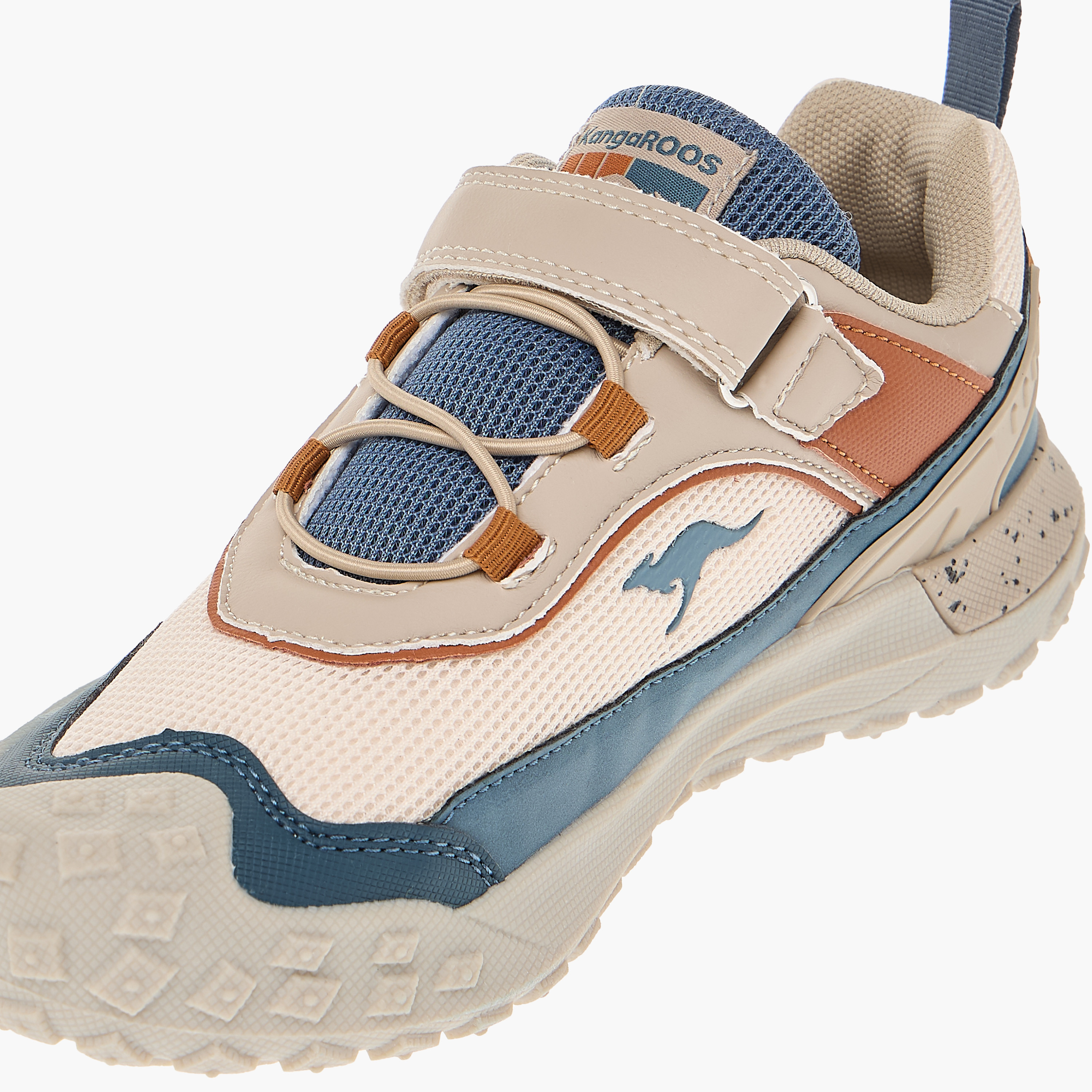 حذاء رياضي بشريط إغلاق وشعار للأولاد من كانجاروس-boys-shoes-schoolshoes-image-4