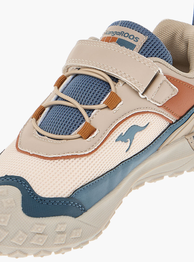 حذاء رياضي بشريط إغلاق وشعار للأولاد من كانجاروس-boys-shoes-schoolshoes-image-4