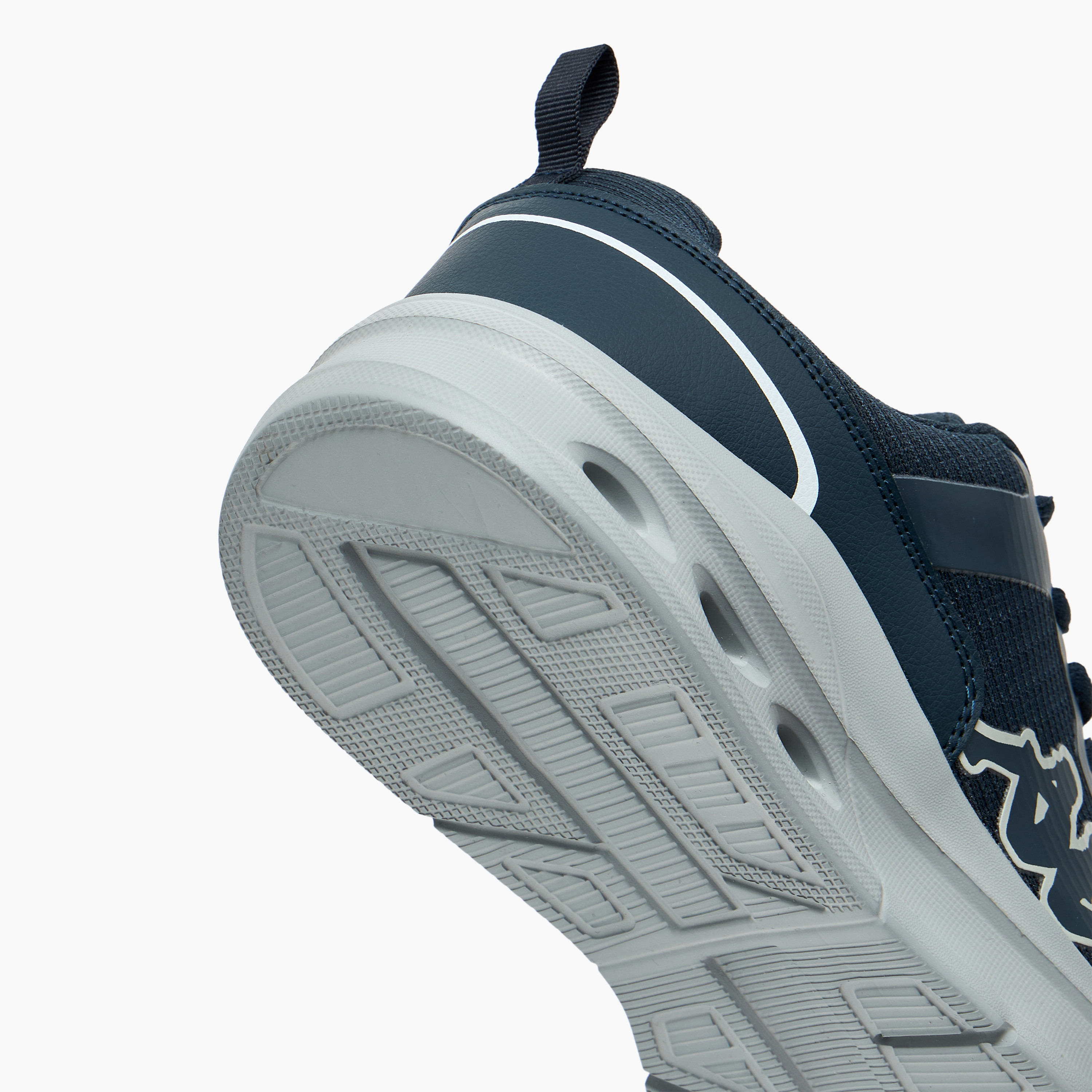 حذاء رياضي بشعار ورباط إغلاق للرجال من كابا-sports-men-shoes-image-10