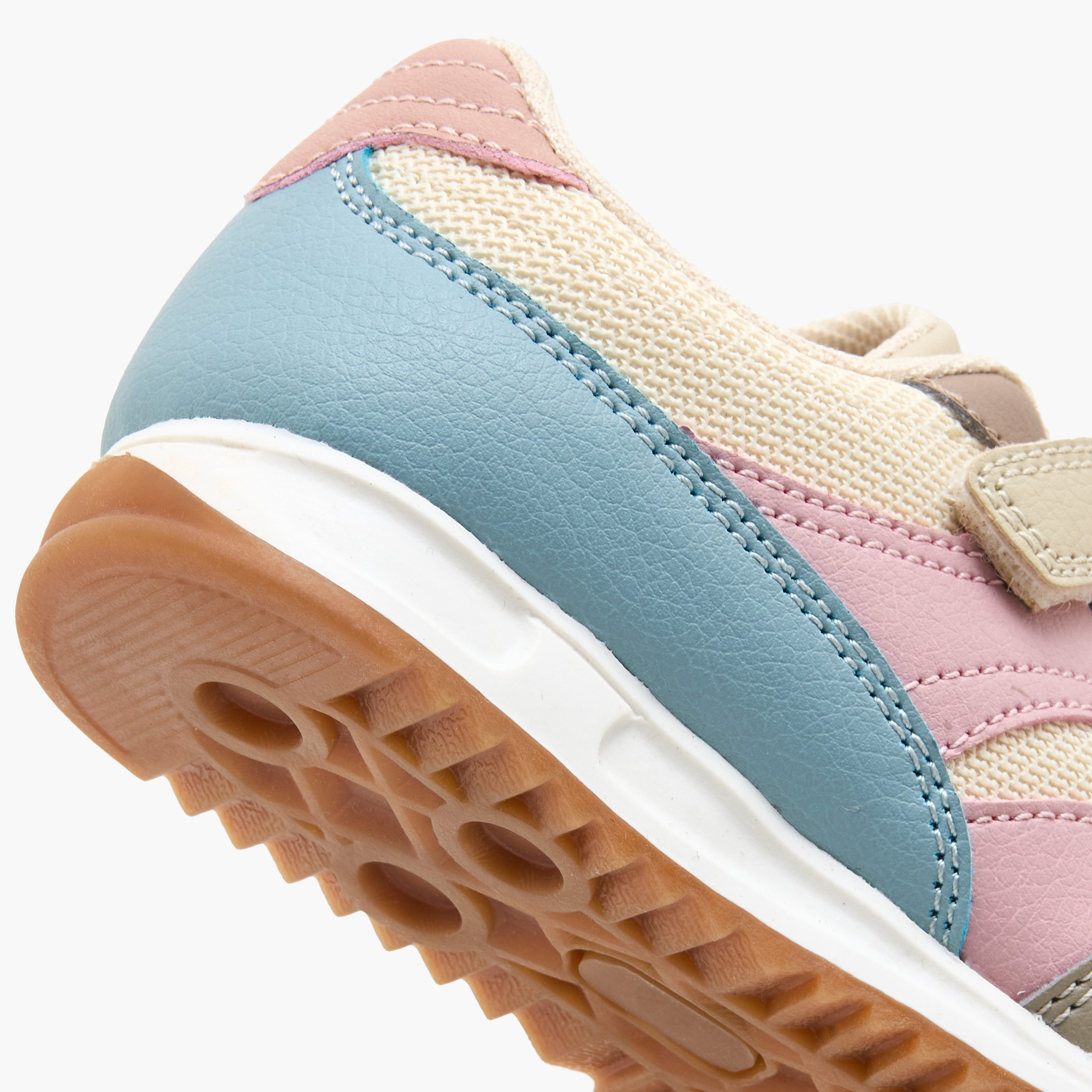 حذاء سنيكرز بشريط إغلاق لاصق للبنات من جونيورز-girls-shoes-sneakers-image-5