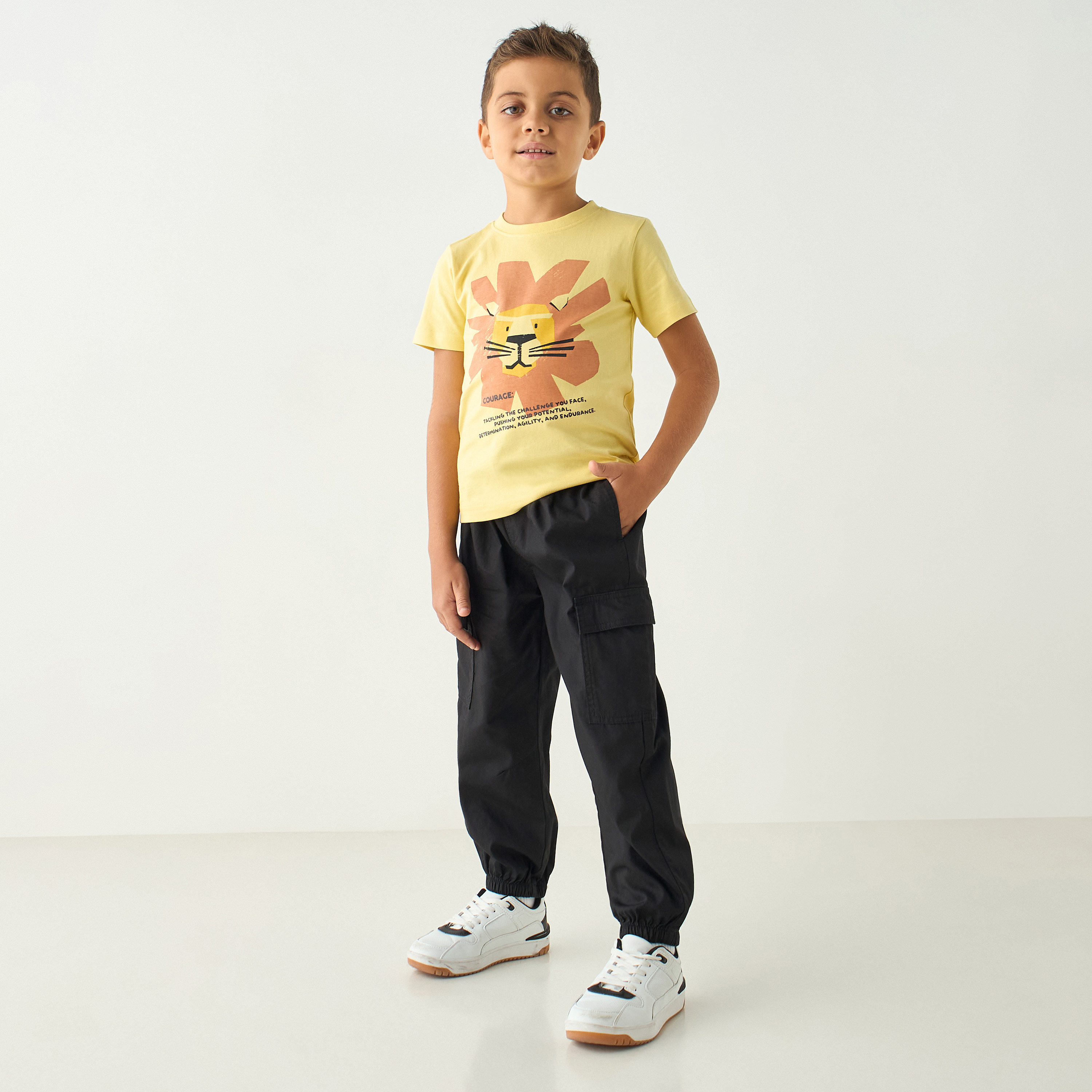 تيشيرت بياقة ضيقة وأكمام قصيرة وطبعات أسد من جونيورز-boys-clothing-tshirtsandpolos-image-2