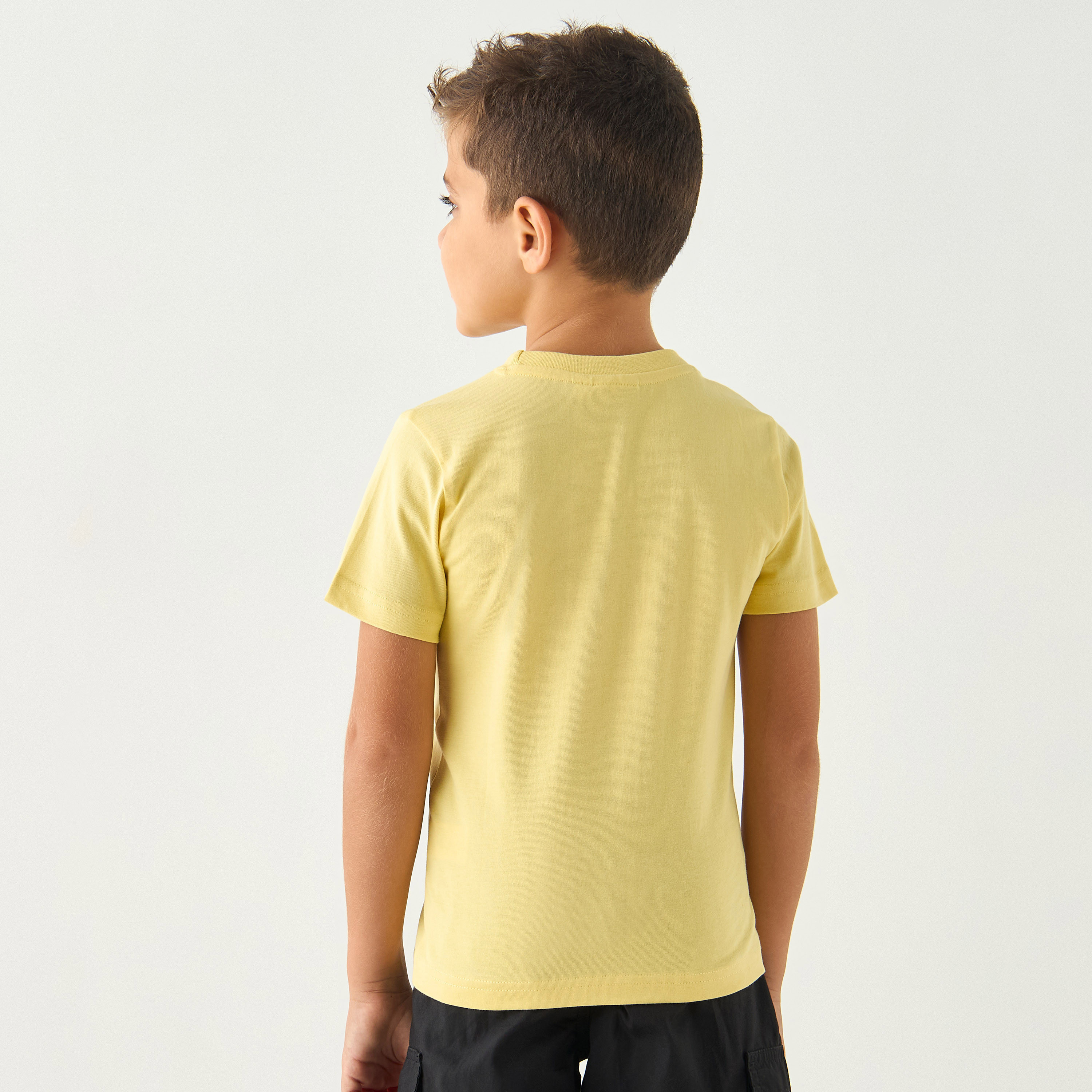 تيشيرت بياقة ضيقة وأكمام قصيرة وطبعات أسد من جونيورز-boys-clothing-tshirtsandpolos-image-3