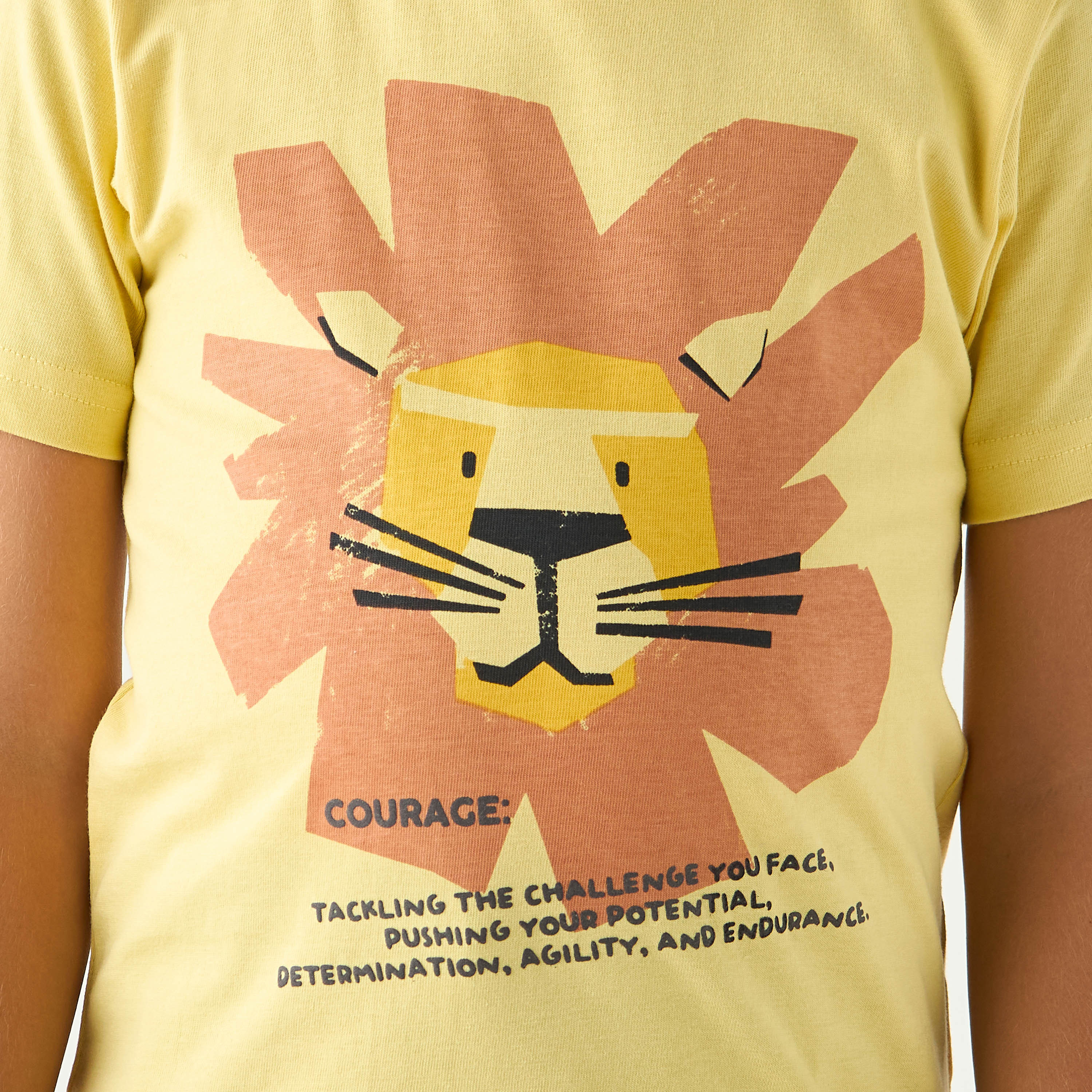 تيشيرت بياقة ضيقة وأكمام قصيرة وطبعات أسد من جونيورز-boys-clothing-tshirtsandpolos-image-4