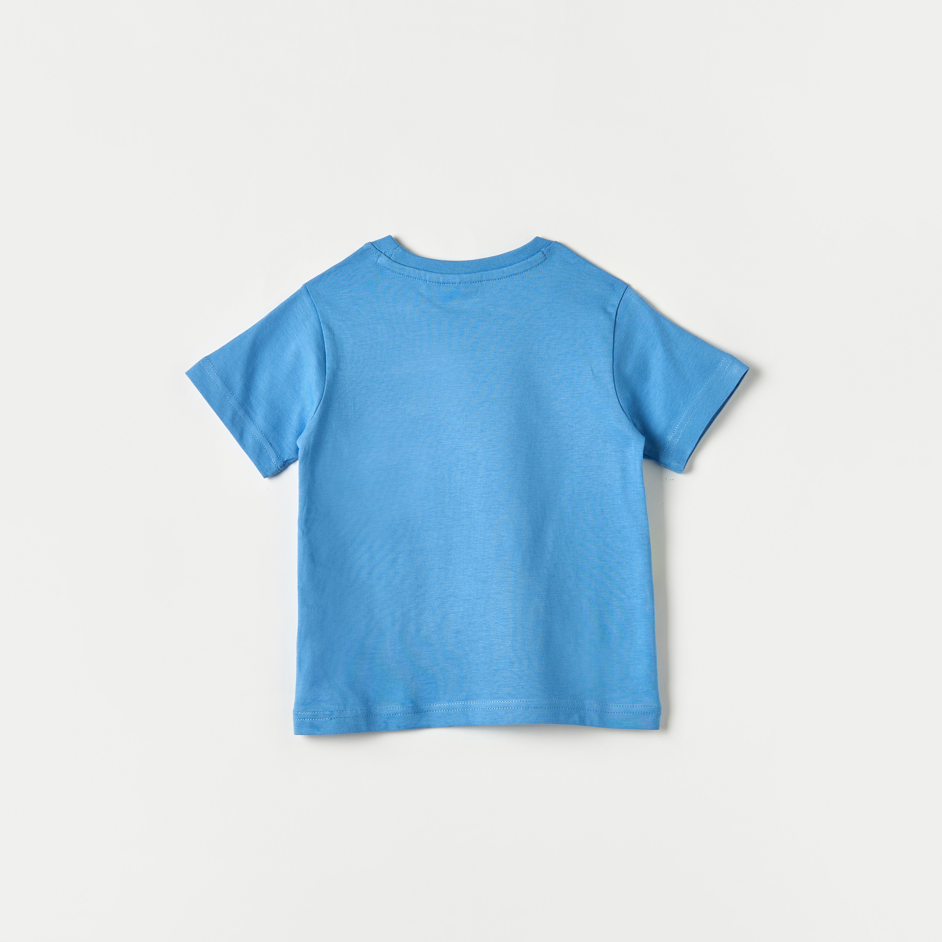 تيشيرت بياقة ضيقة وأكمام قصيرة بطبعات جرافيك من جونيورز-boys-clothing-tshirtsandpolos-image-2