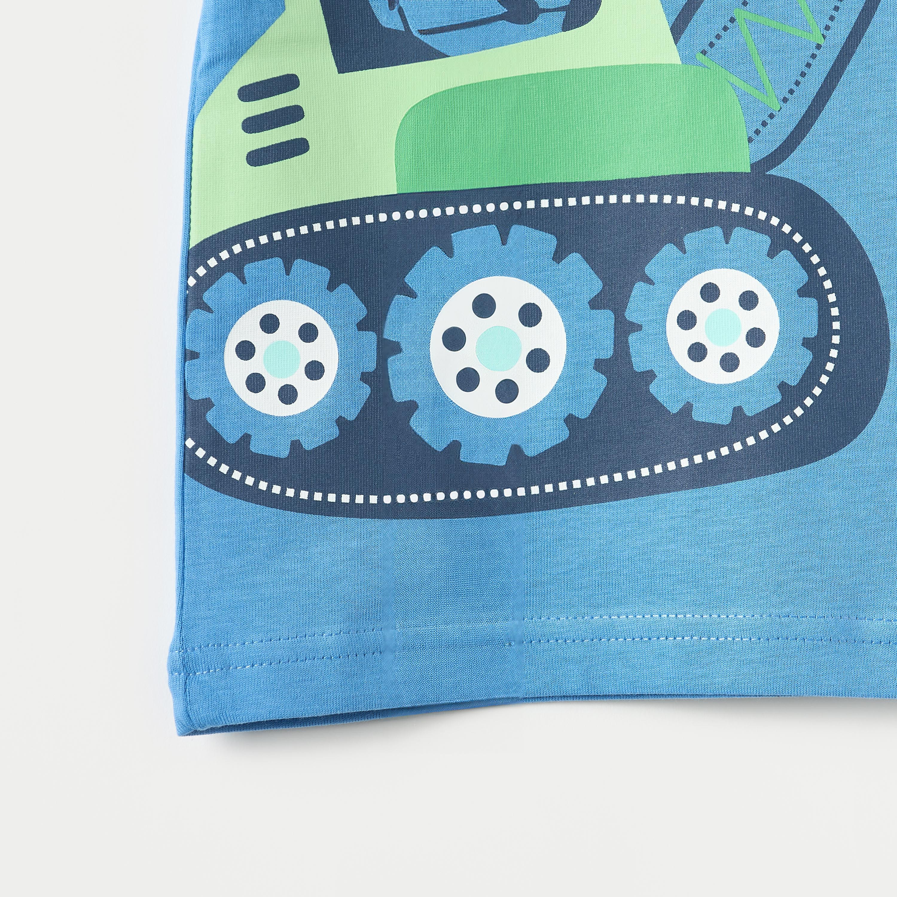 تيشيرت بياقة ضيقة وأكمام قصيرة بطبعات جرافيك من جونيورز-boys-clothing-tshirtsandpolos-image-4