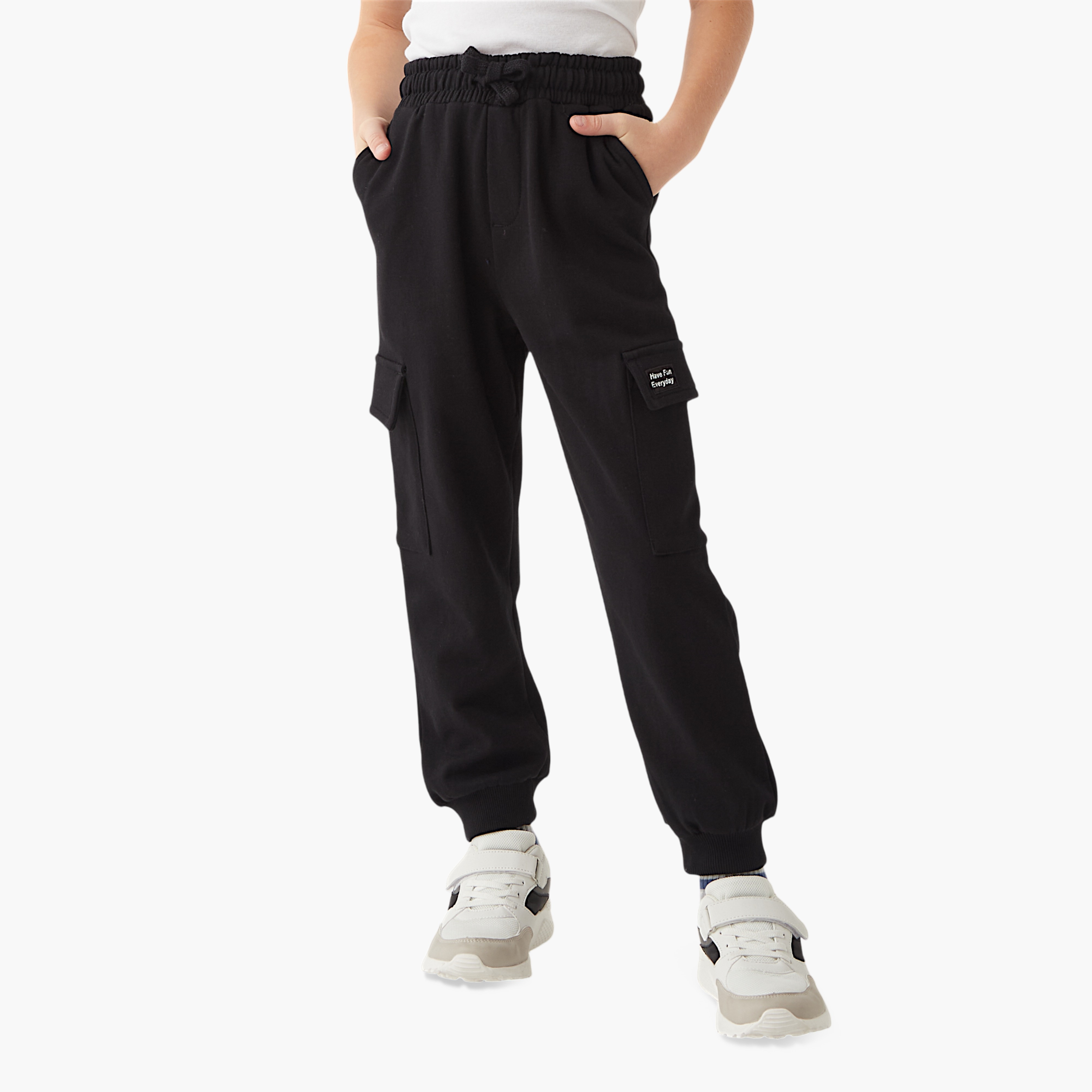 بنطلون رياضي برباط إغلاق وجيوب وزخارف من جونيورز-boys-clothing-bottoms-joggersandtrackpants-image-1