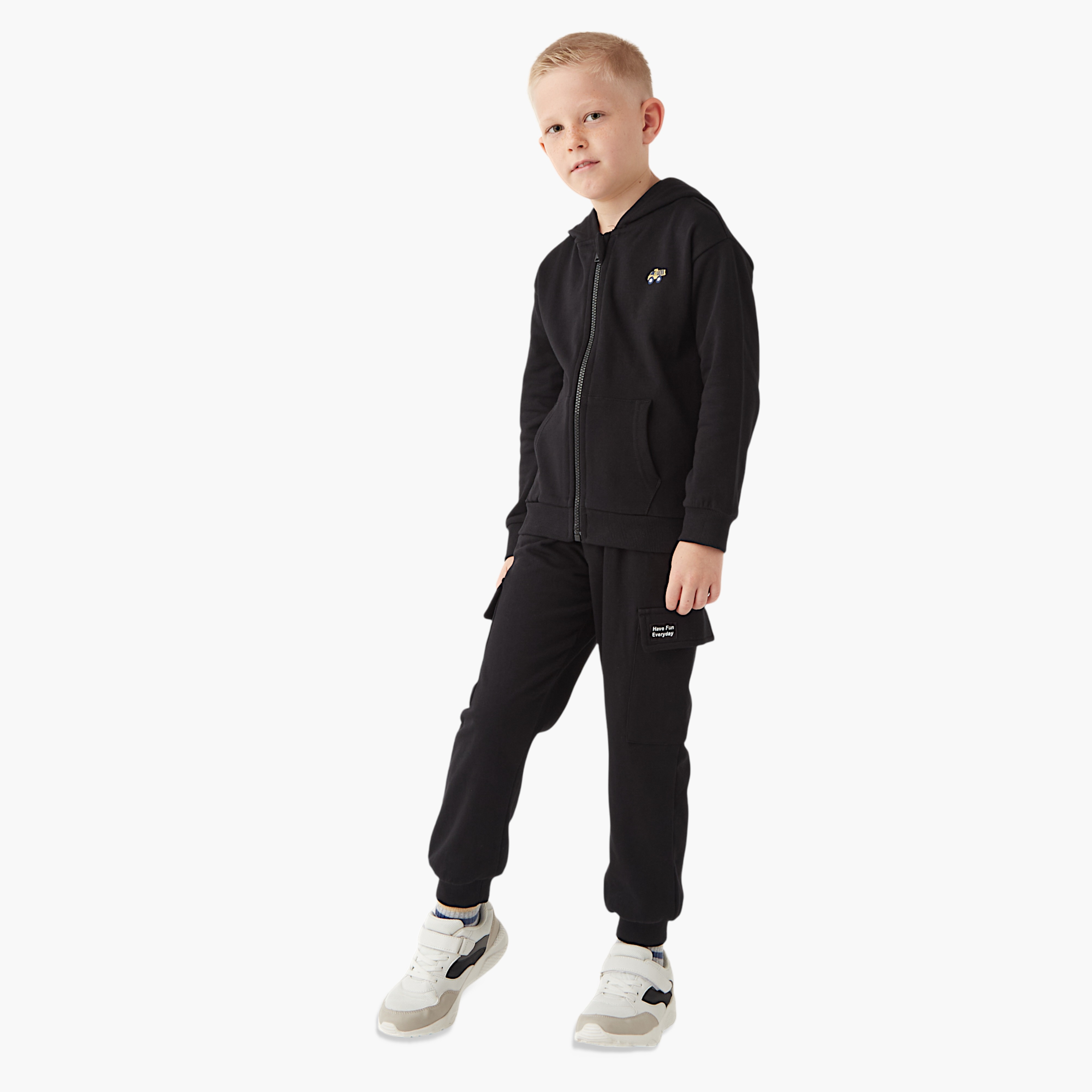 بنطلون رياضي برباط إغلاق وجيوب وزخارف من جونيورز-boys-clothing-bottoms-joggersandtrackpants-image-2