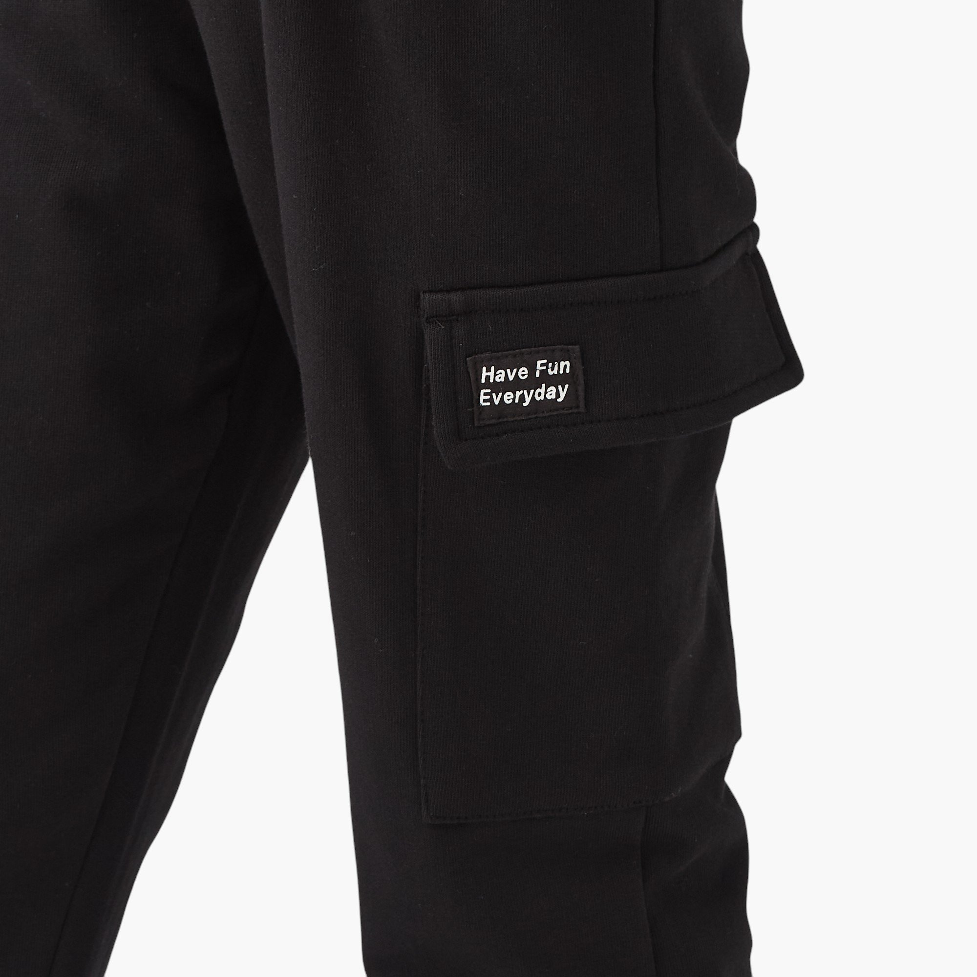بنطلون رياضي برباط إغلاق وجيوب وزخارف من جونيورز-boys-clothing-bottoms-joggersandtrackpants-image-4