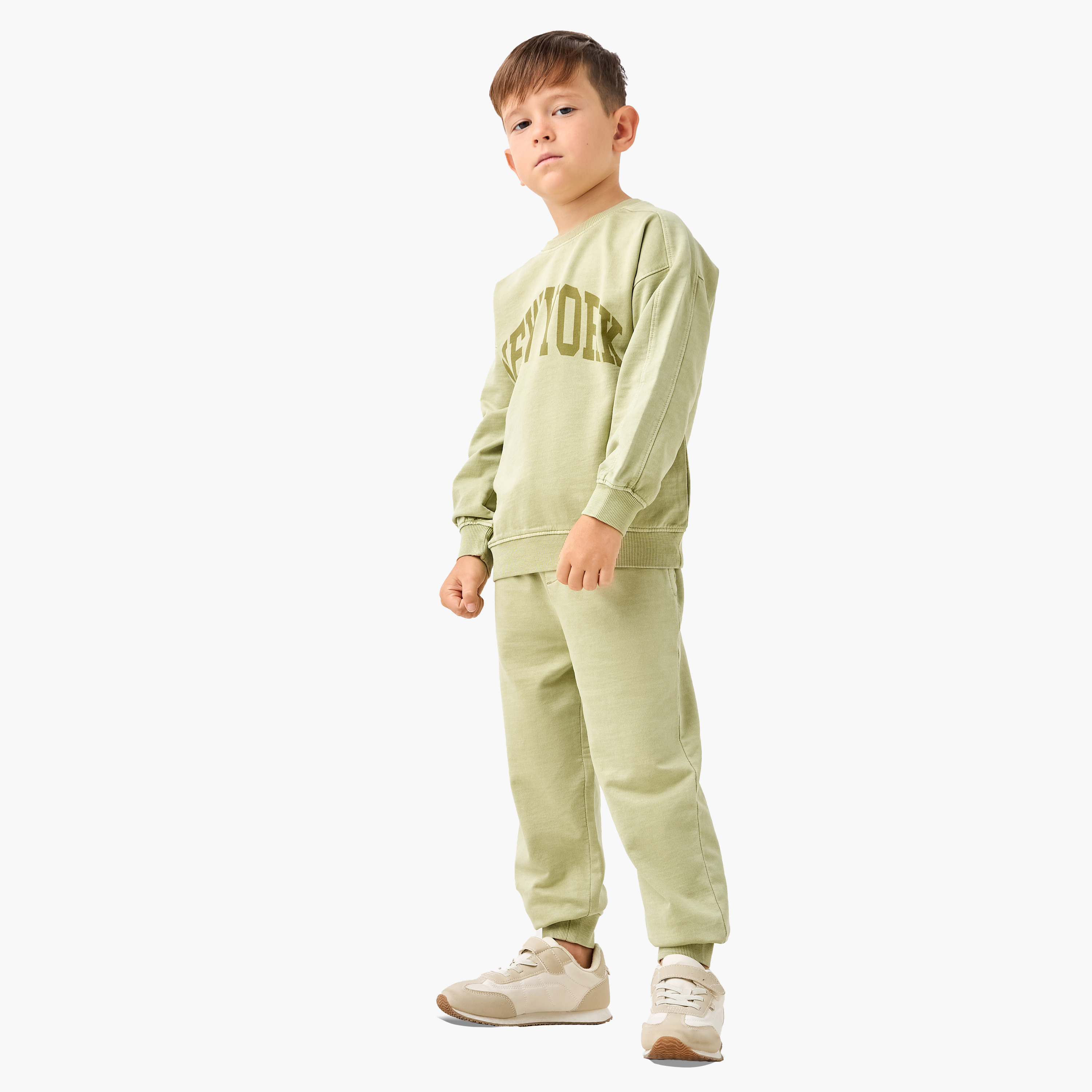 طقم سويت شيرت بأكمام طويلة وطبعات تايبوجرافيك وبنطلون رياضي من جونيورز-boys-clothing-setsandcoords-image-1