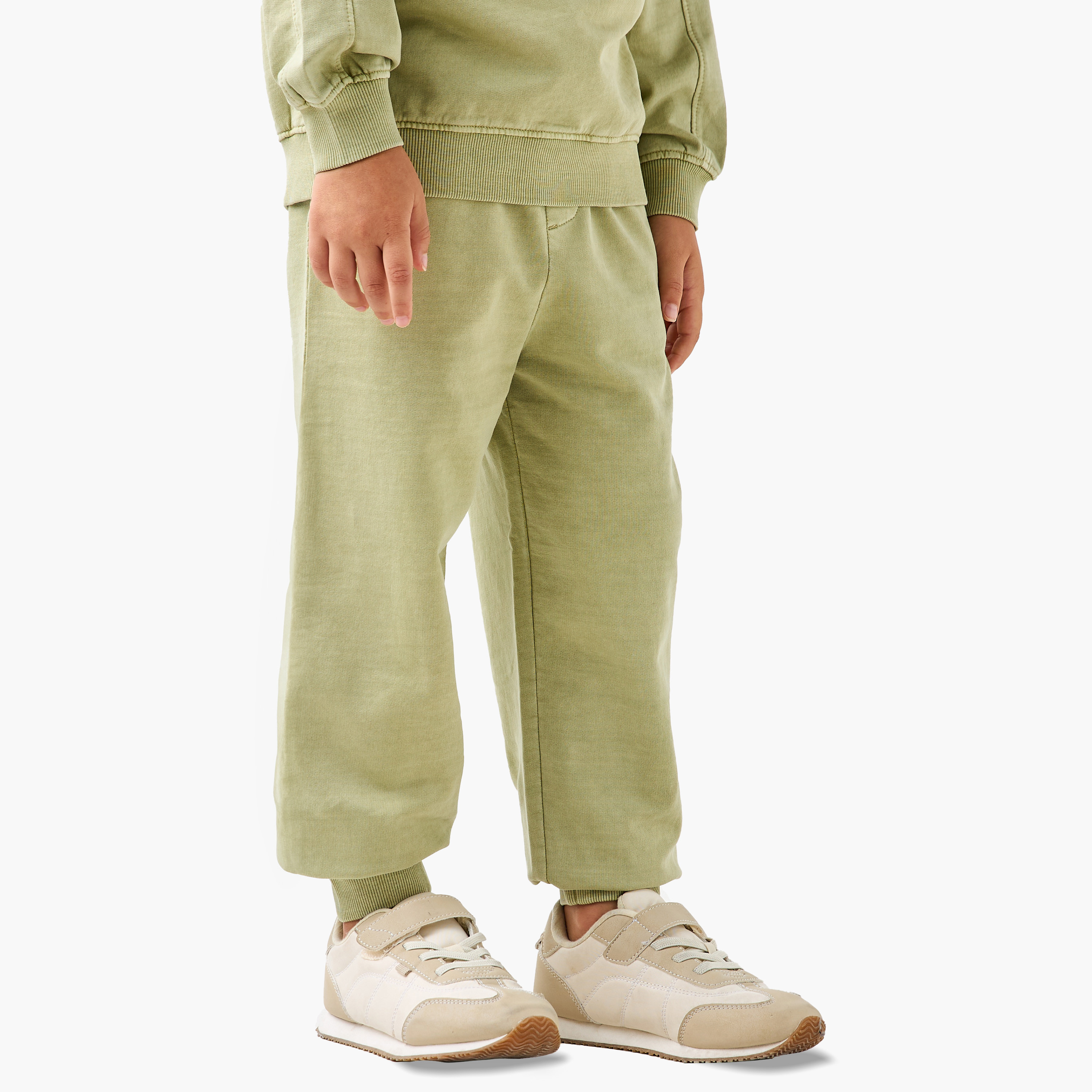 طقم سويت شيرت بأكمام طويلة وطبعات تايبوجرافيك وبنطلون رياضي من جونيورز-boys-clothing-setsandcoords-image-2