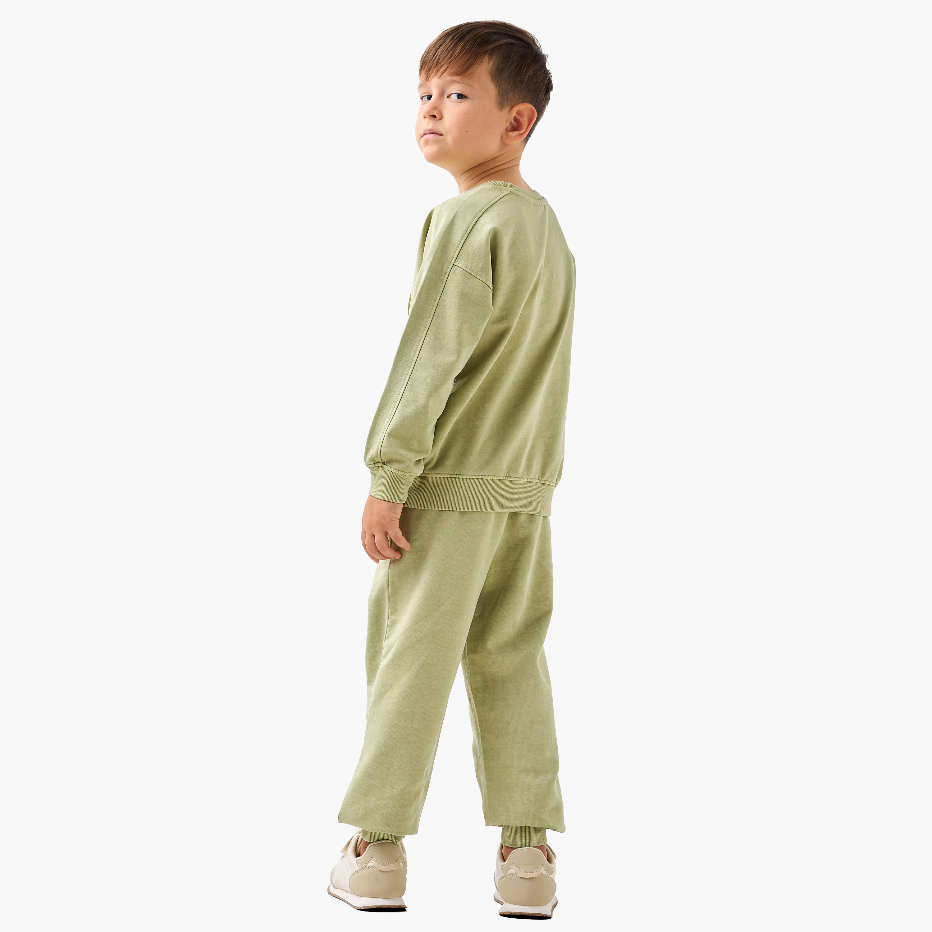 طقم سويت شيرت بأكمام طويلة وطبعات تايبوجرافيك وبنطلون رياضي من جونيورز-boys-clothing-setsandcoords-image-3