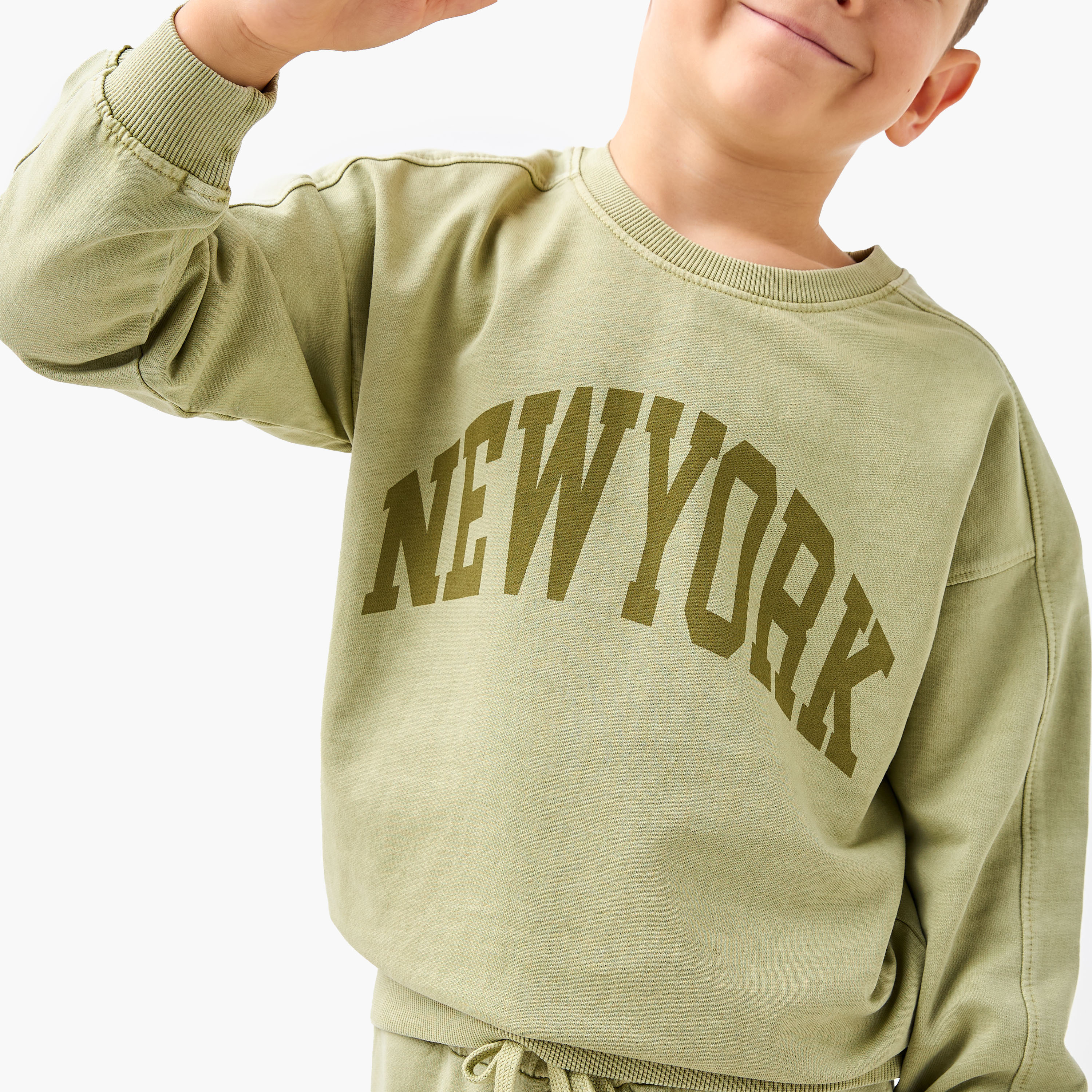 طقم سويت شيرت بأكمام طويلة وطبعات تايبوجرافيك وبنطلون رياضي من جونيورز-boys-clothing-setsandcoords-image-4