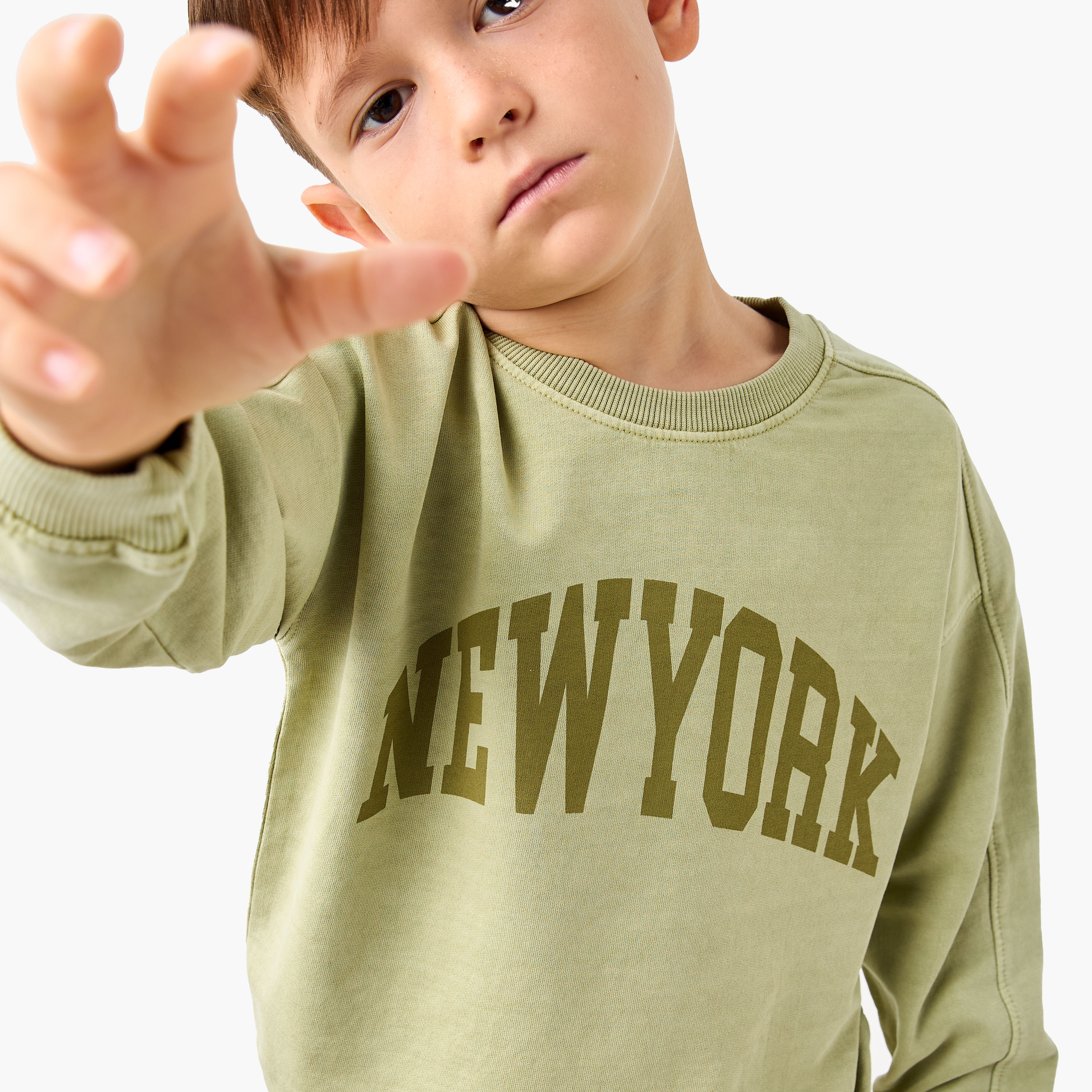 طقم سويت شيرت بأكمام طويلة وطبعات تايبوجرافيك وبنطلون رياضي من جونيورز-boys-clothing-setsandcoords-image-5