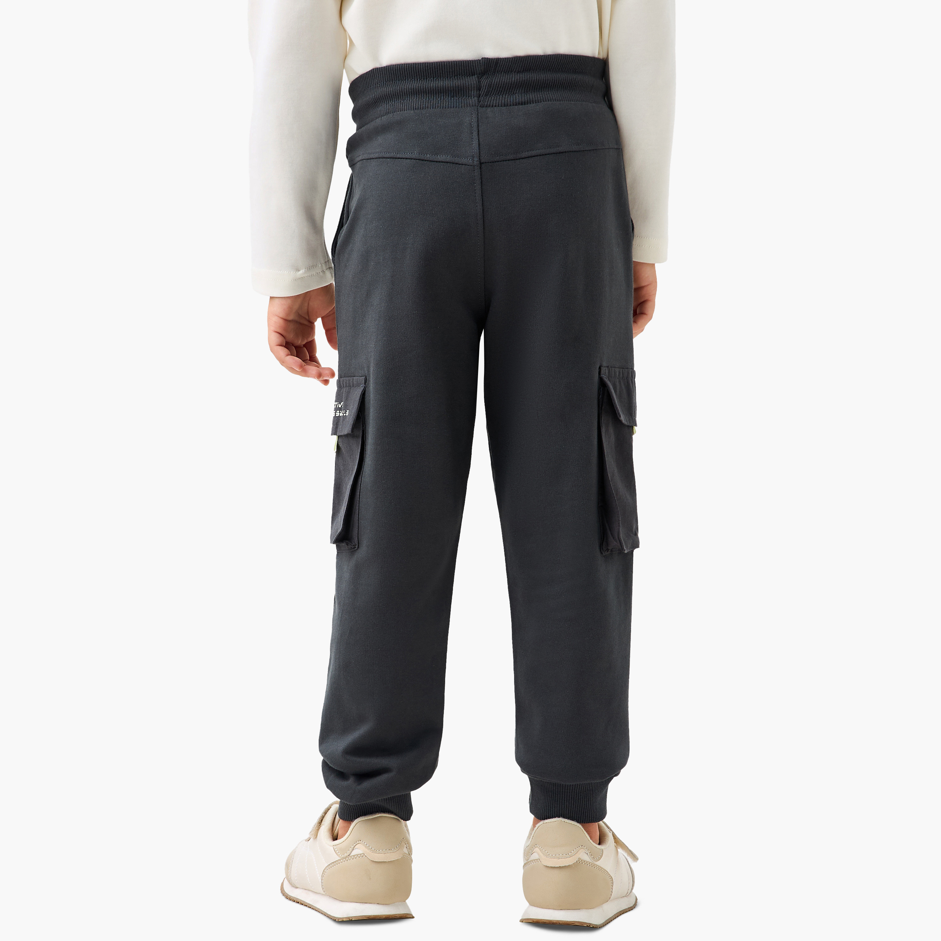 بنطلون رياضي بجيوب ورباط إغلاق وطبعات من إكس واي زي-boys-clothing-sportswear-bottoms-image-2