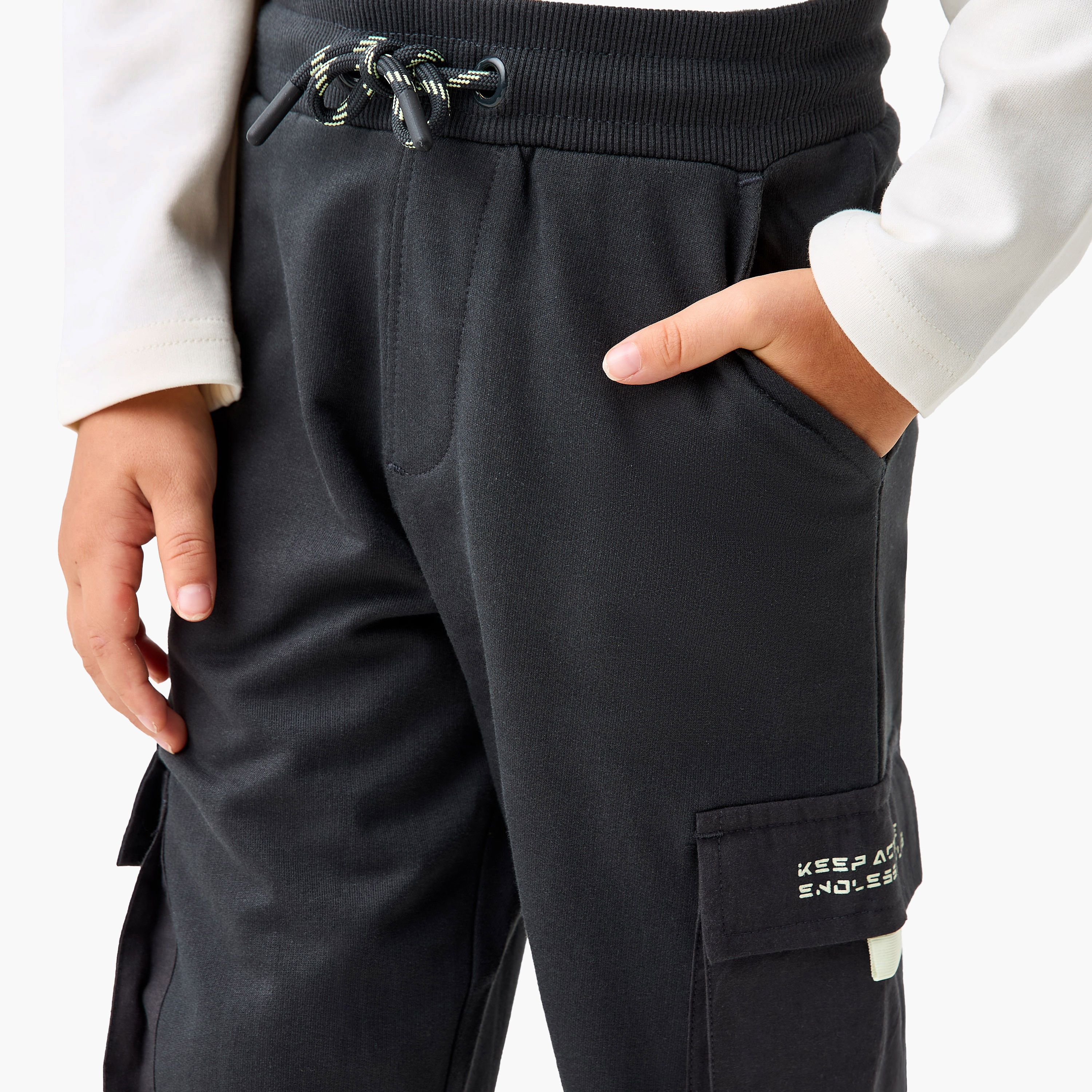 بنطلون رياضي بجيوب ورباط إغلاق وطبعات من إكس واي زي-boys-clothing-sportswear-bottoms-image-1