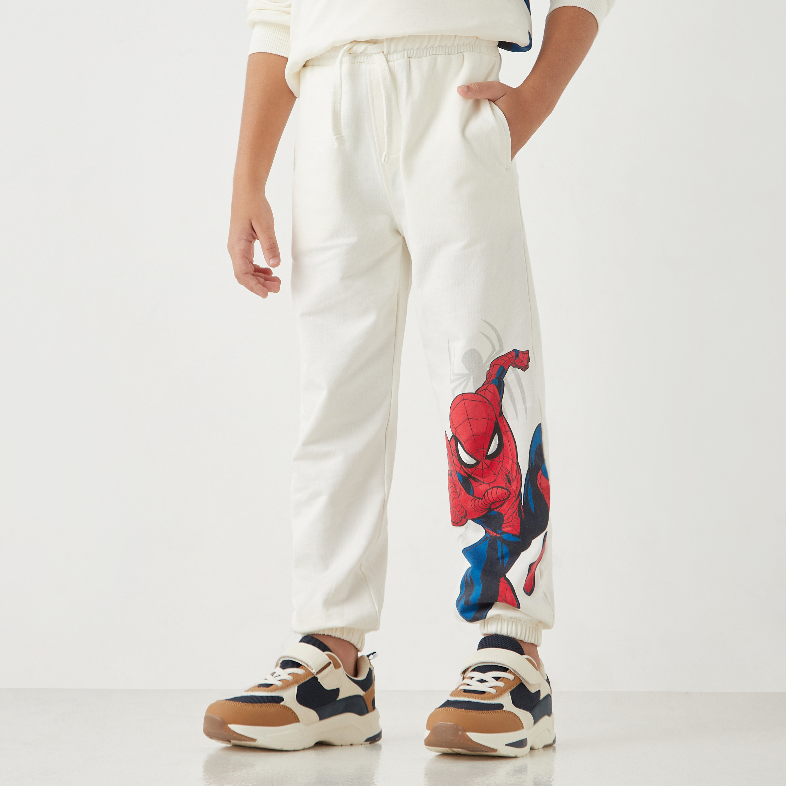 بنطلون رياضي بطبعات وبرباط إغلاق-boys-clothing-bottoms-joggersandtrackpants-image-1