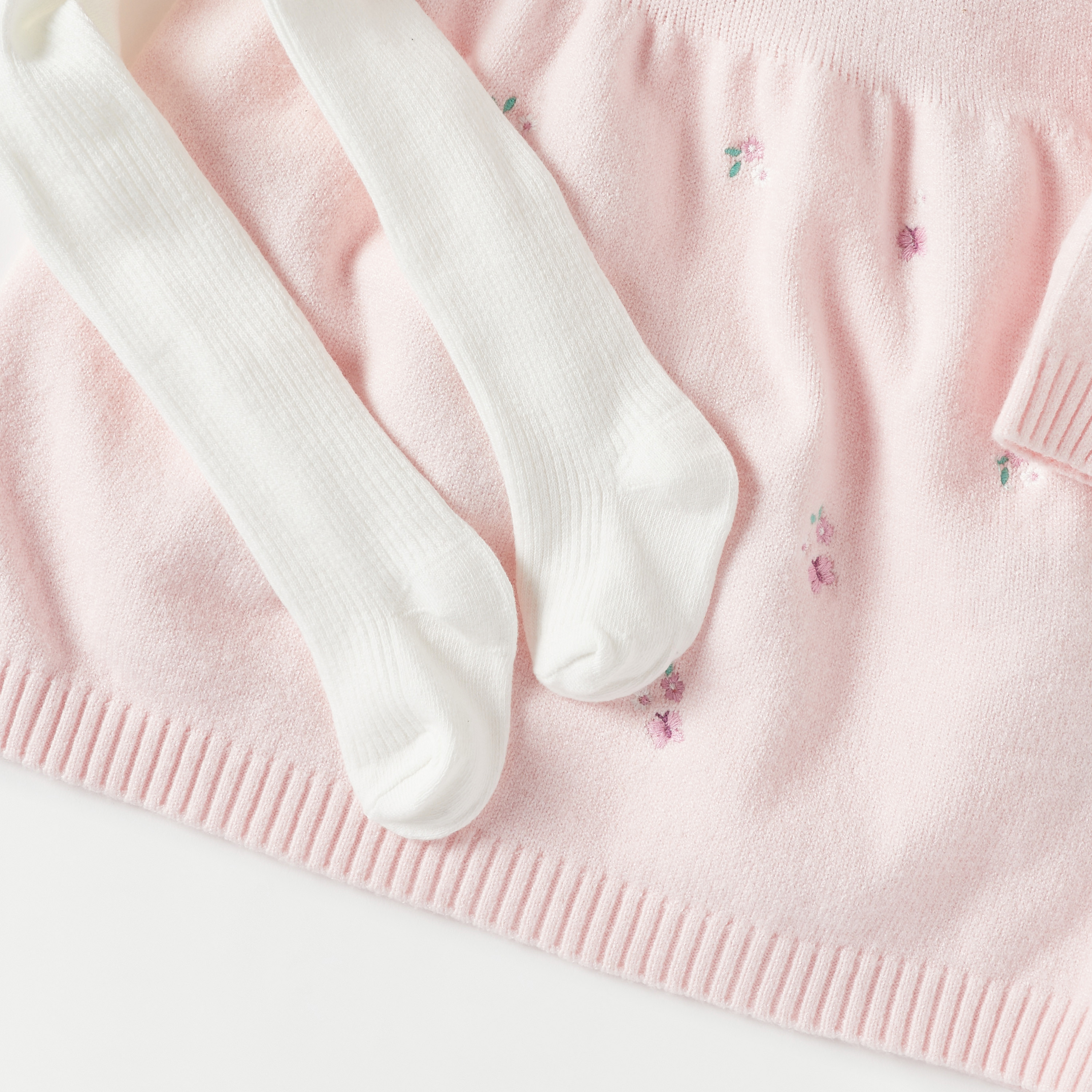 فستان كنزة بتطريز زهري مع جوارب من جونيورز-baby-girls-clothing-winterwear-dresses-image-5