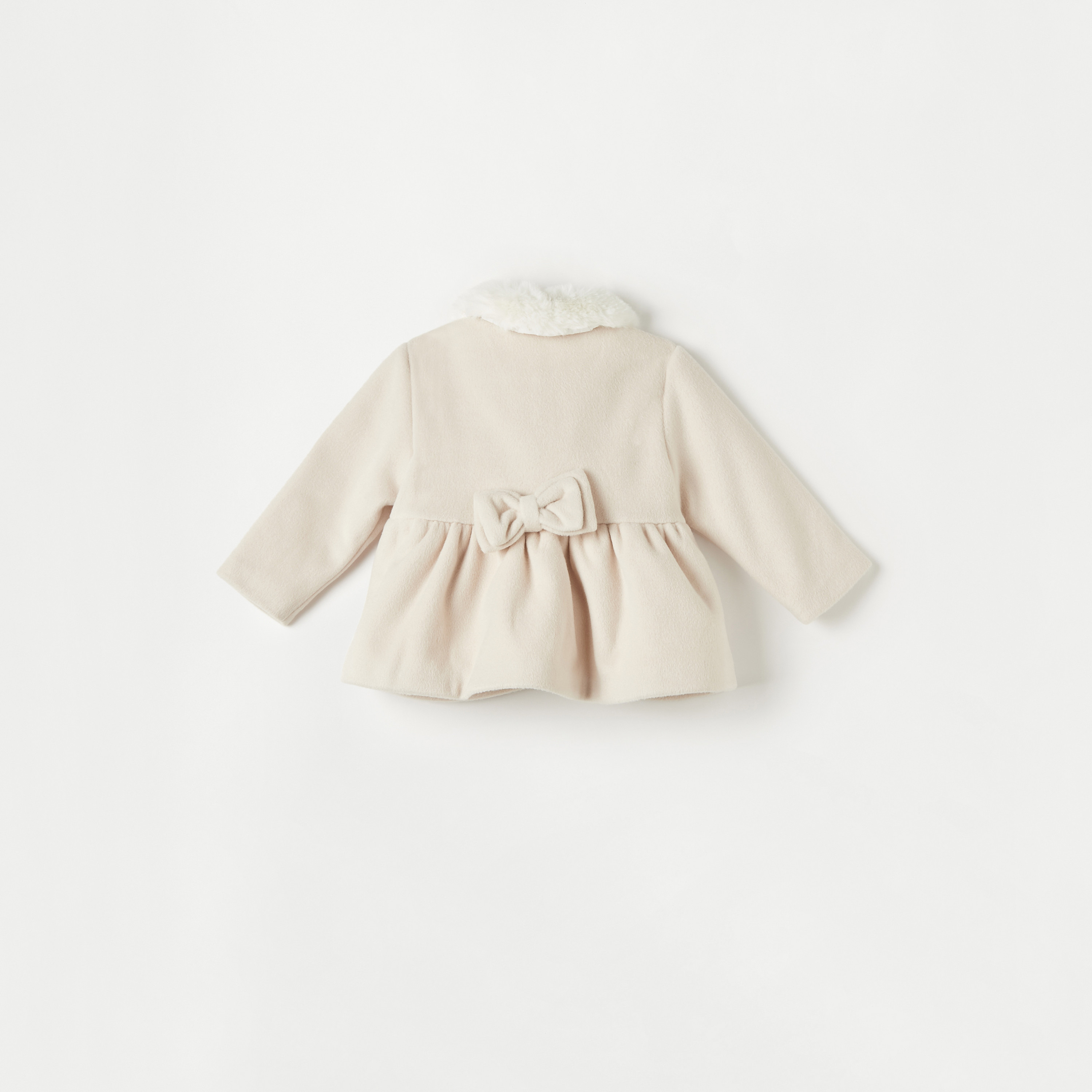 جاكيت فرو صناعي بارز الملمس بأزرار إغلاق وتفاصيل فيونكة من جيجلز-baby-girls-clothing-winterwear-jacketsandcoats-image-2