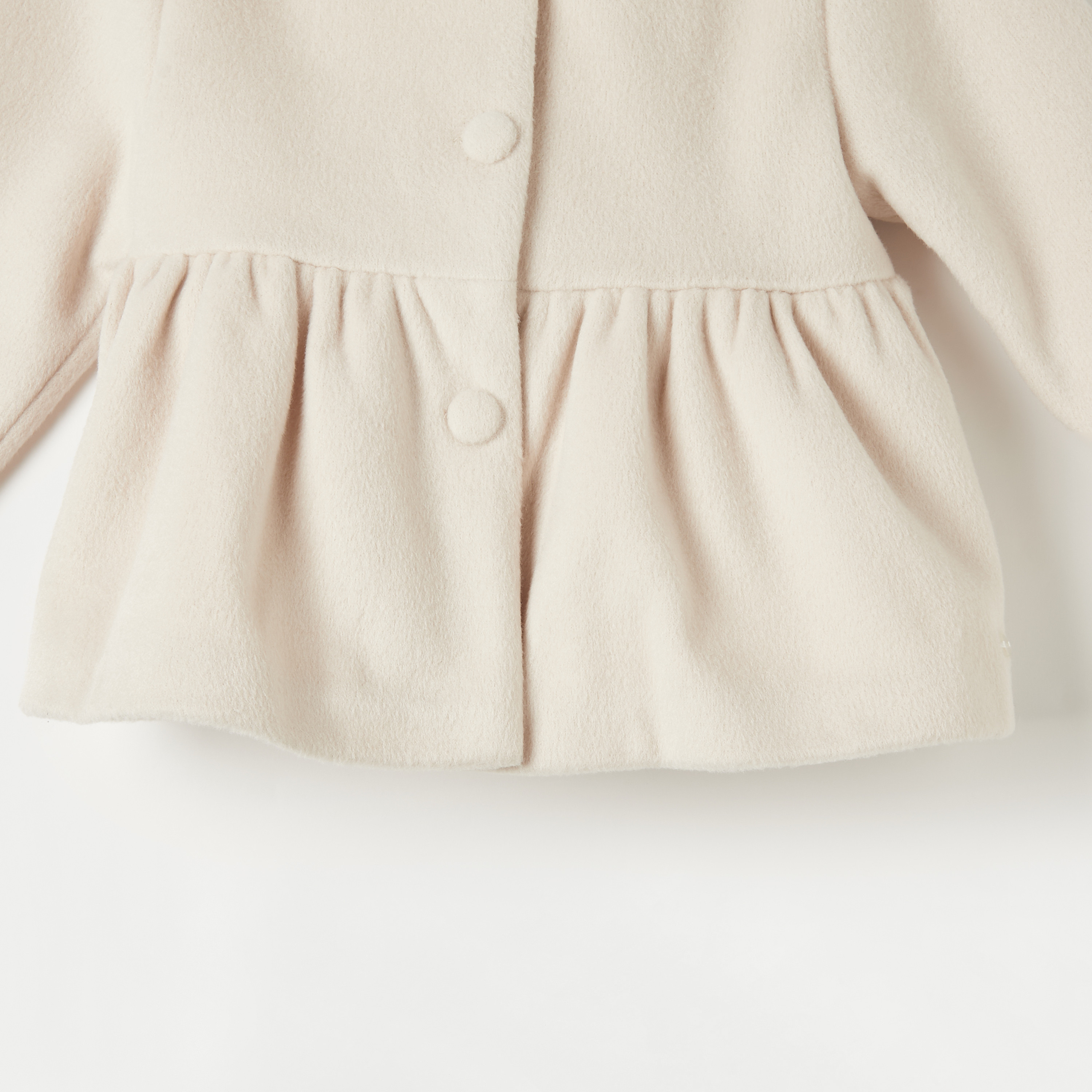 جاكيت فرو صناعي بارز الملمس بأزرار إغلاق وتفاصيل فيونكة من جيجلز-baby-girls-clothing-winterwear-jacketsandcoats-image-4