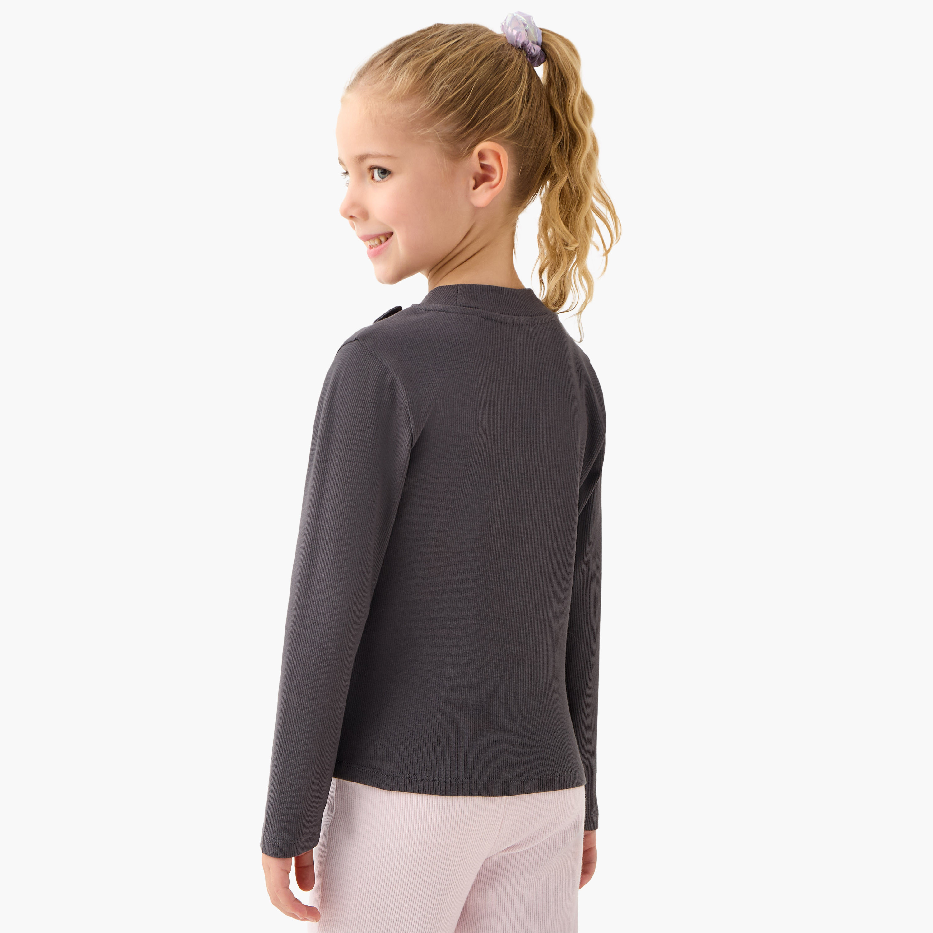 بلوزة بأكمام طويلة وياقة مستديرة عالية بتفاصيل فيونكة من جونيورز-  طقم من قطعتين-girls-clothing-tshirts-image-3