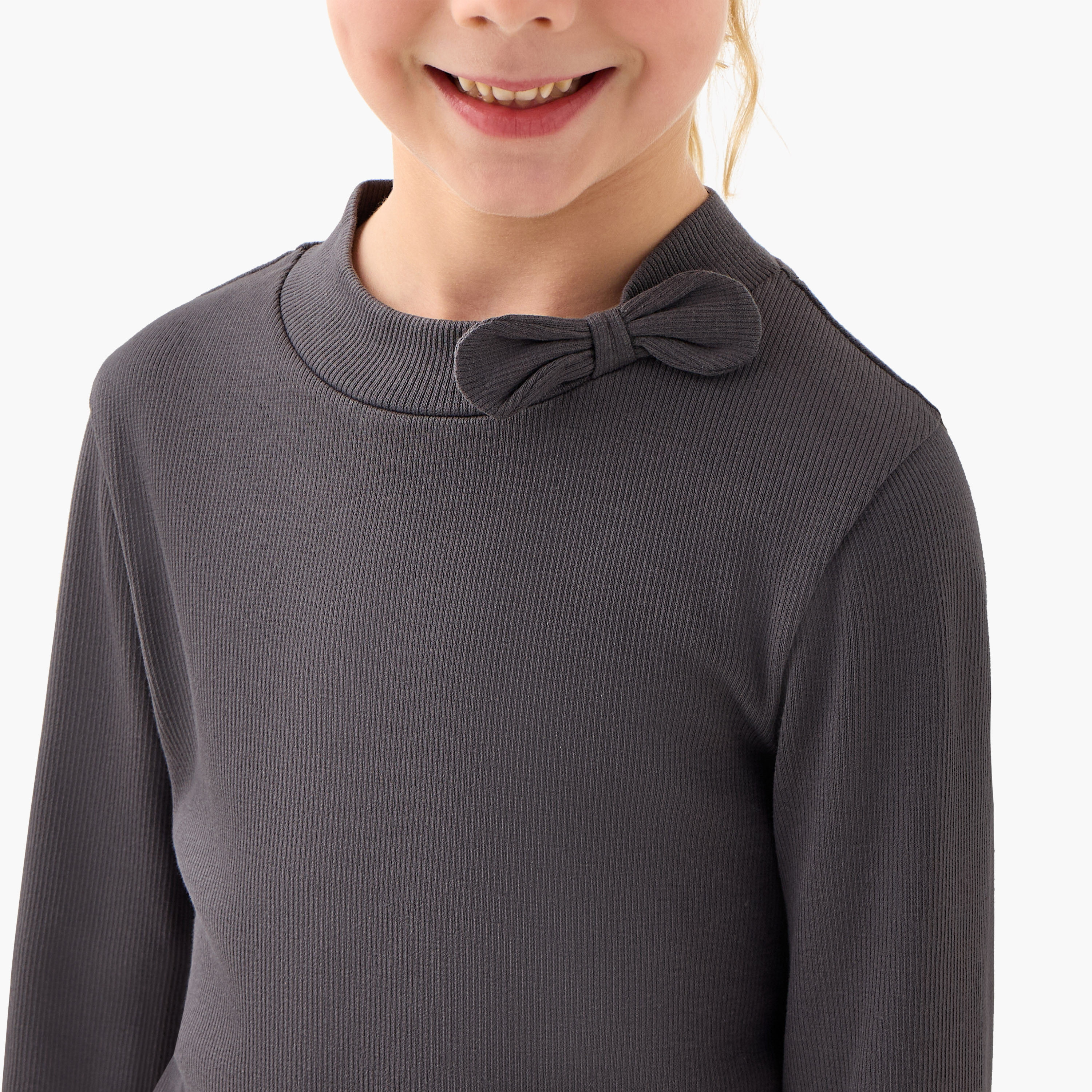 بلوزة بأكمام طويلة وياقة مستديرة عالية بتفاصيل فيونكة من جونيورز-  طقم من قطعتين-girls-clothing-tshirts-image-4