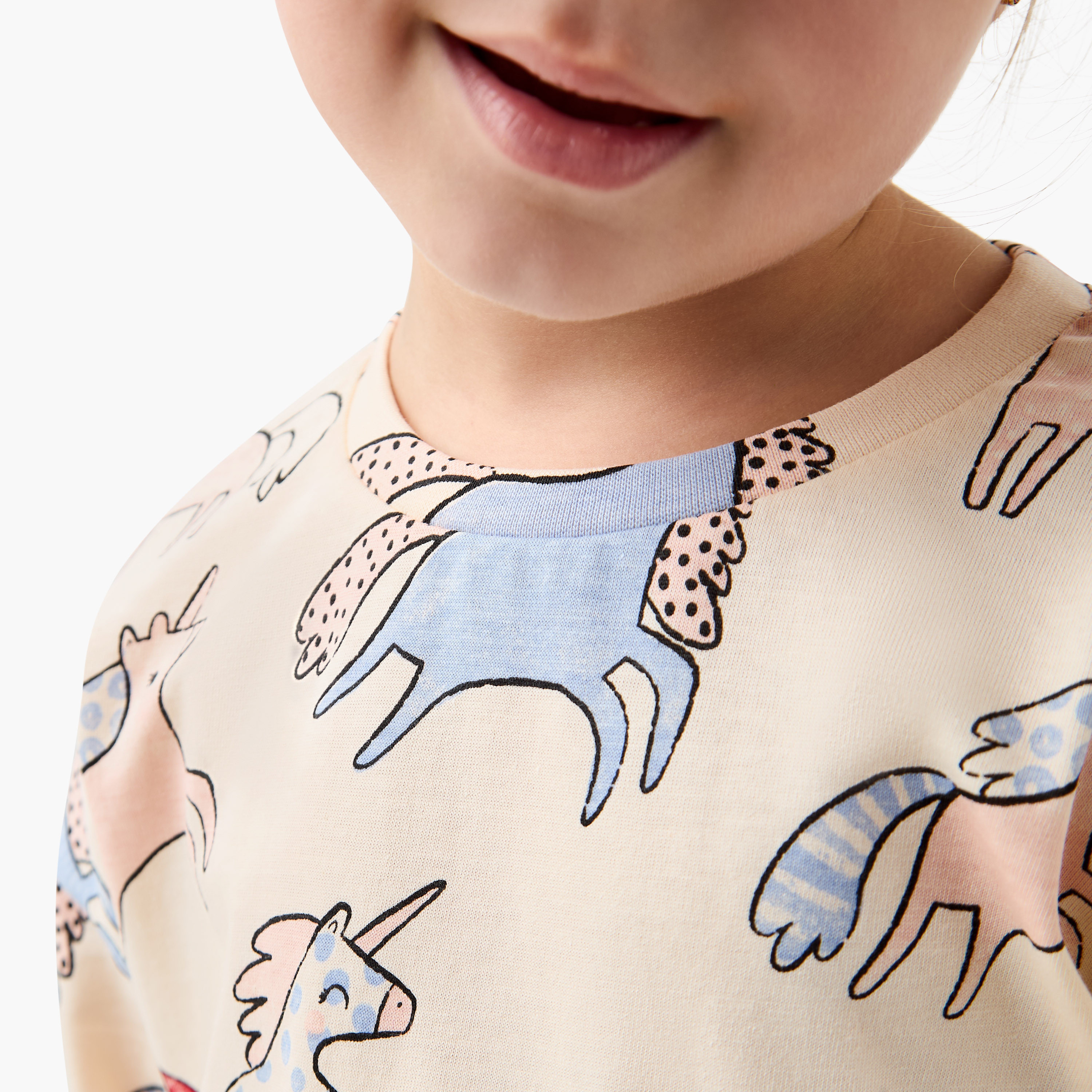 تيشيرت بياقة ضيقة وأكمام قصيرة وطبعات يونيكورن من جونيورز-girls-clothing-tshirts-image-4