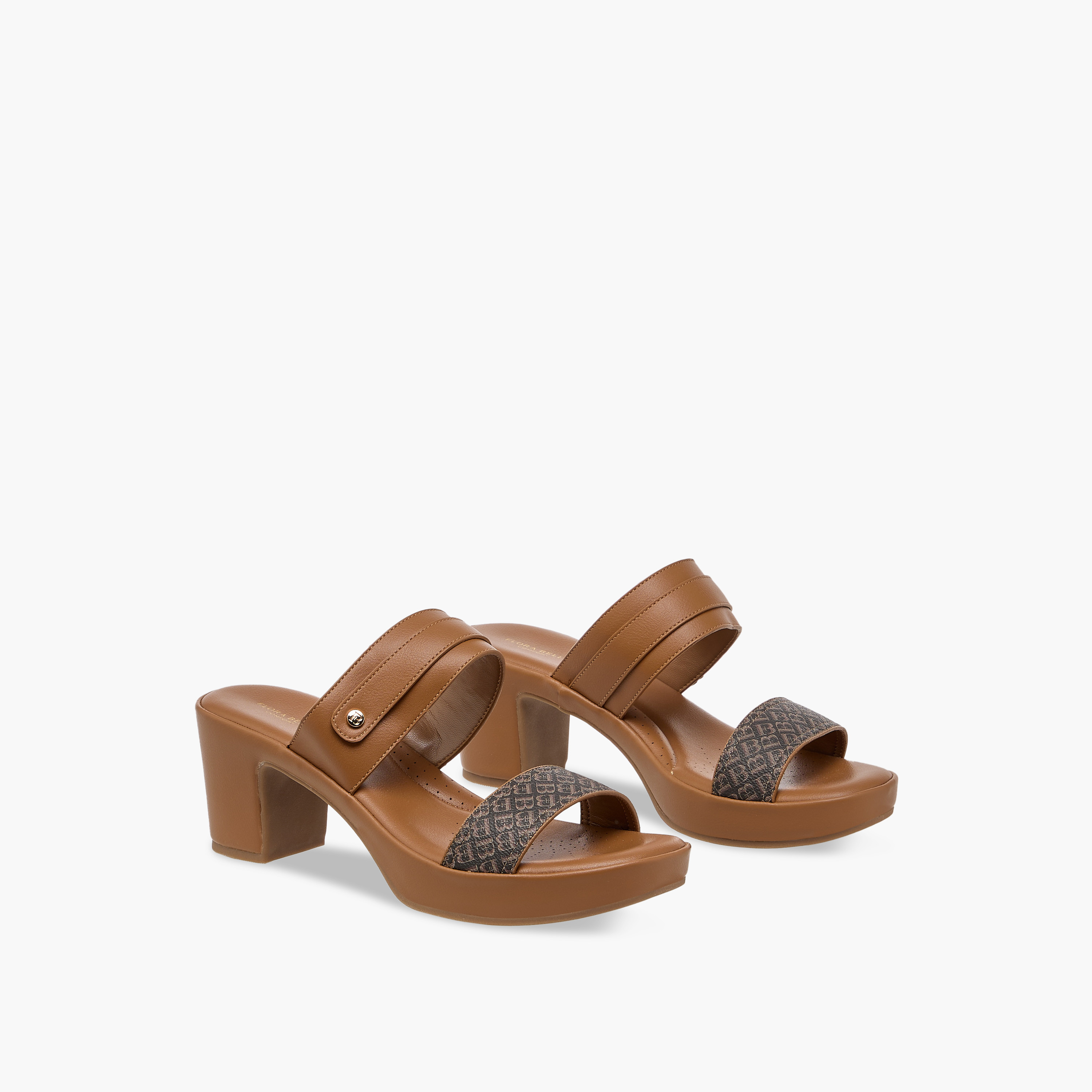 صندل سهل الارتداء بطبعات مونوجرام وكعب سميك من فلورا بيلا-women-shoes-sandals-heeled-image-1