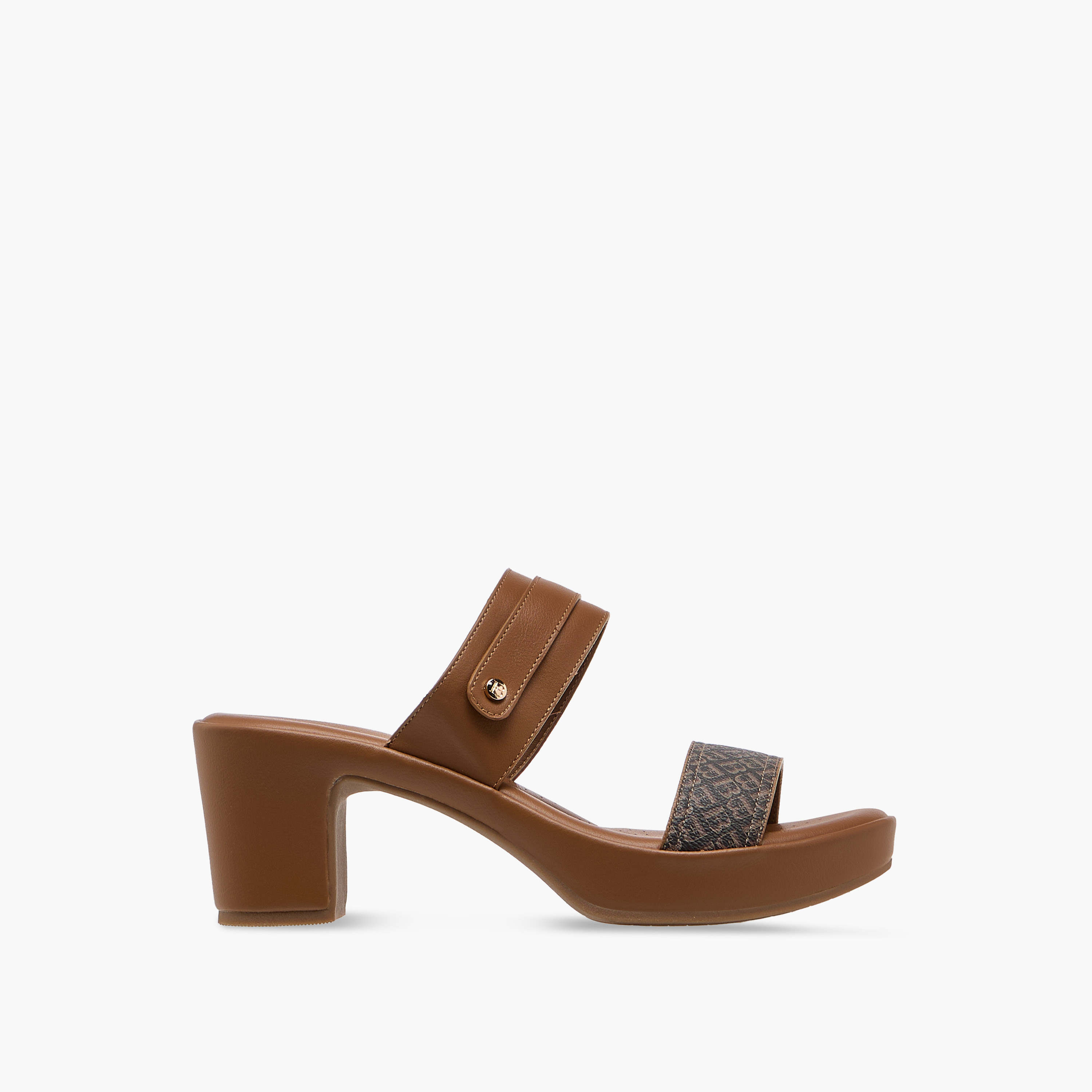 صندل سهل الارتداء بطبعات مونوجرام وكعب سميك من فلورا بيلا-women-shoes-sandals-heeled-image-3