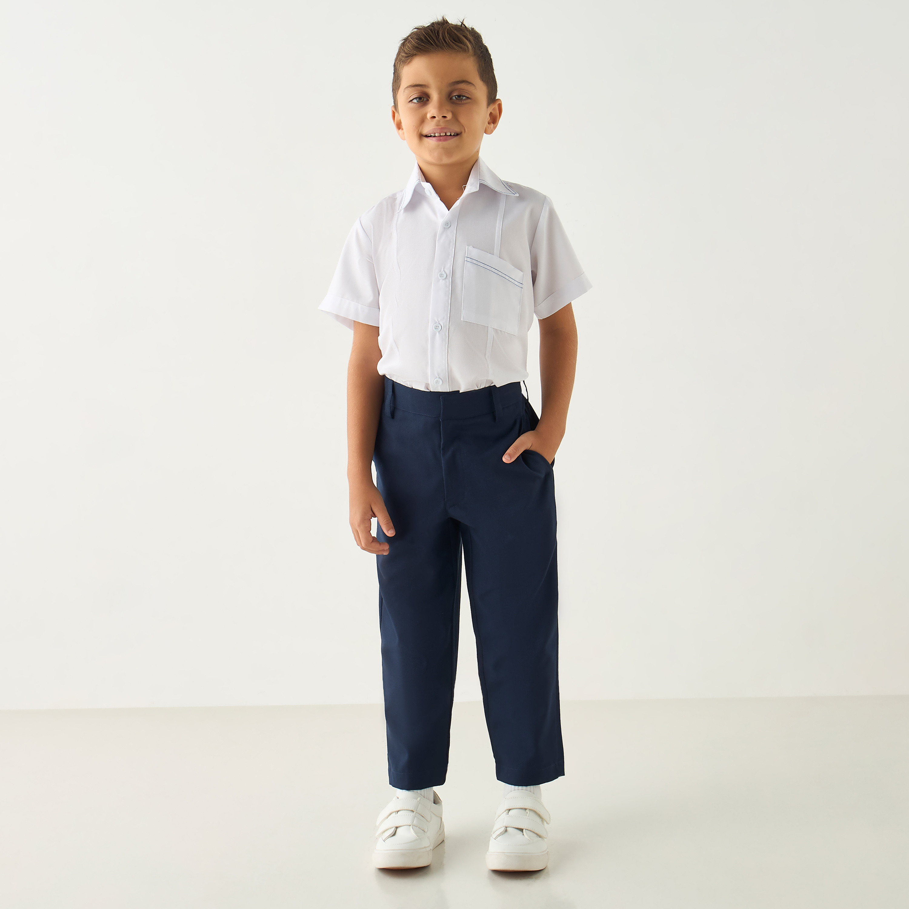 قميص سادة بأكمام قصيرة وجيب من جونيورز-boys-clothing-schoolwear-shirts-image-2