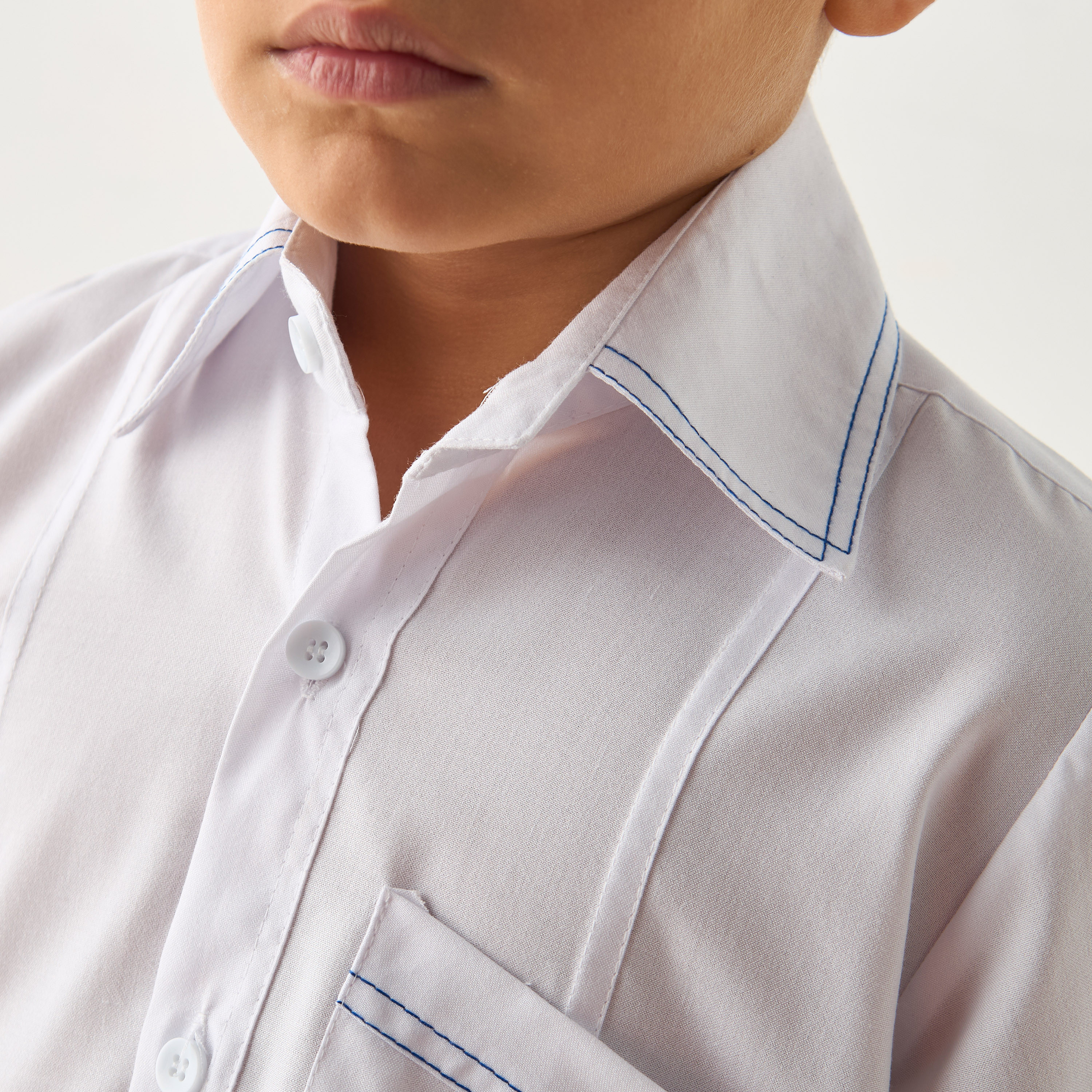 قميص سادة بأكمام قصيرة وجيب من جونيورز-boys-clothing-schoolwear-shirts-image-4