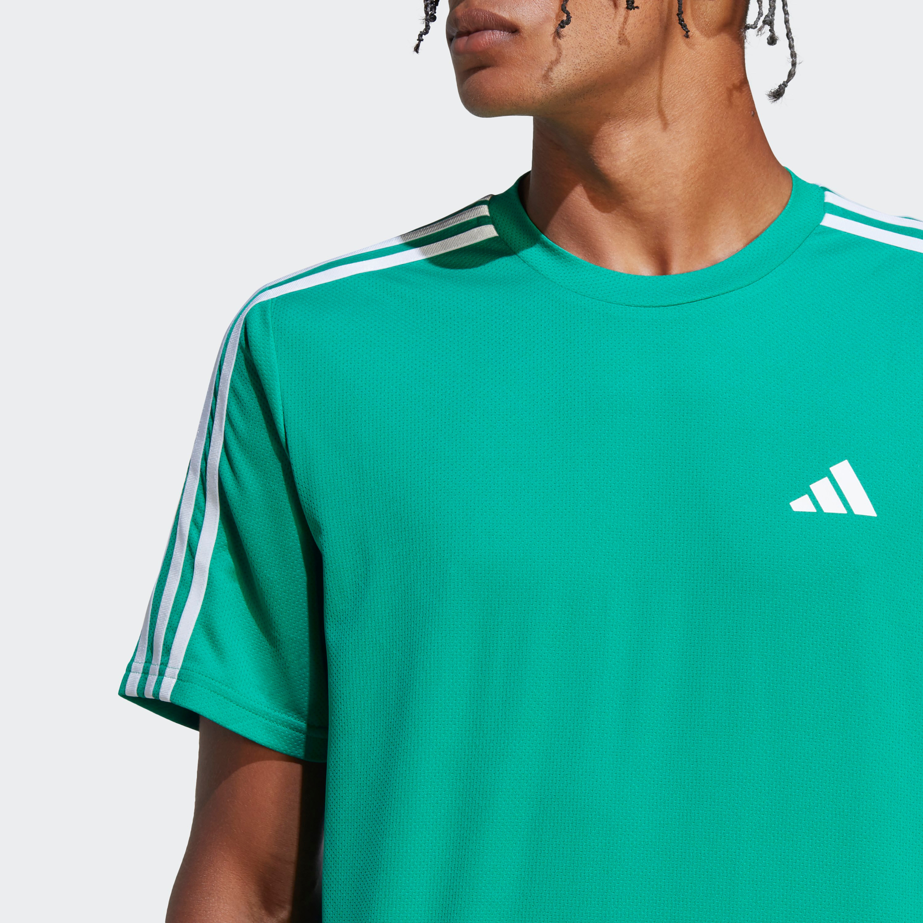  تي شيرت ايسينشالز للتدريب للرجال من اديداس مزين بثلاثة خطوط-men-clothing-sportswearandactivewear-tshirtsandpolos-image-3