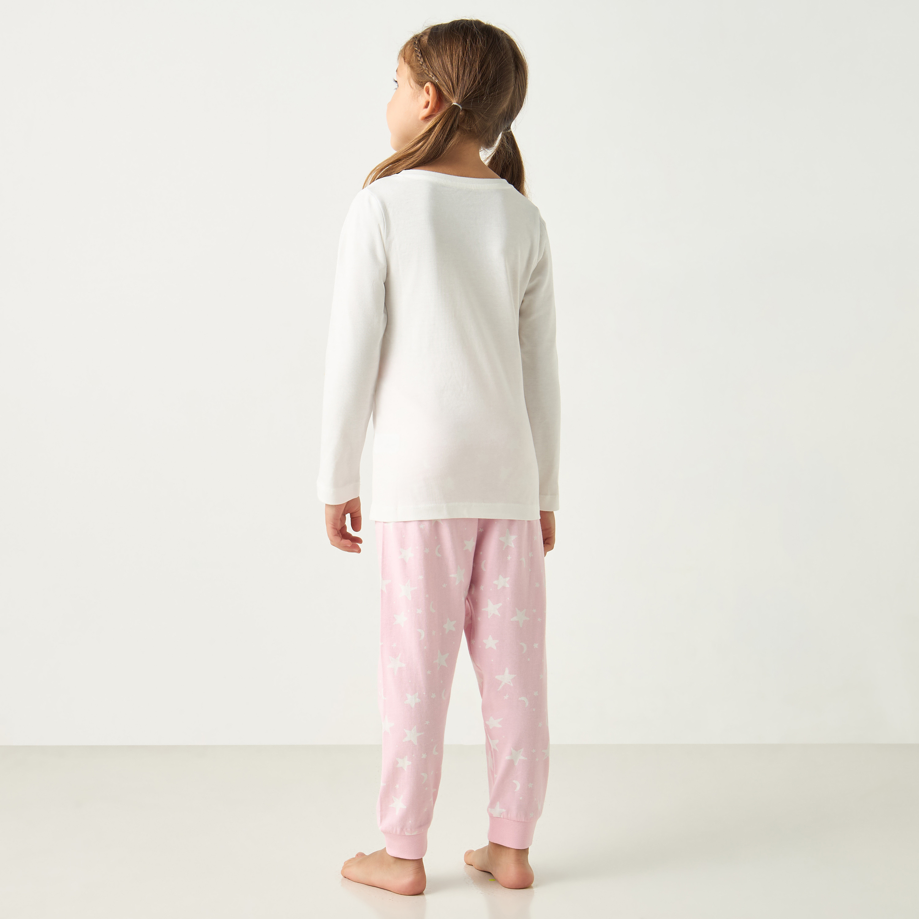 طقم بنطلون بيجاما مطاطي وتيشيرت بأكمام طويلة وطبعات جرافيك من جونيورز-girls-clothing-nightwear-image-4