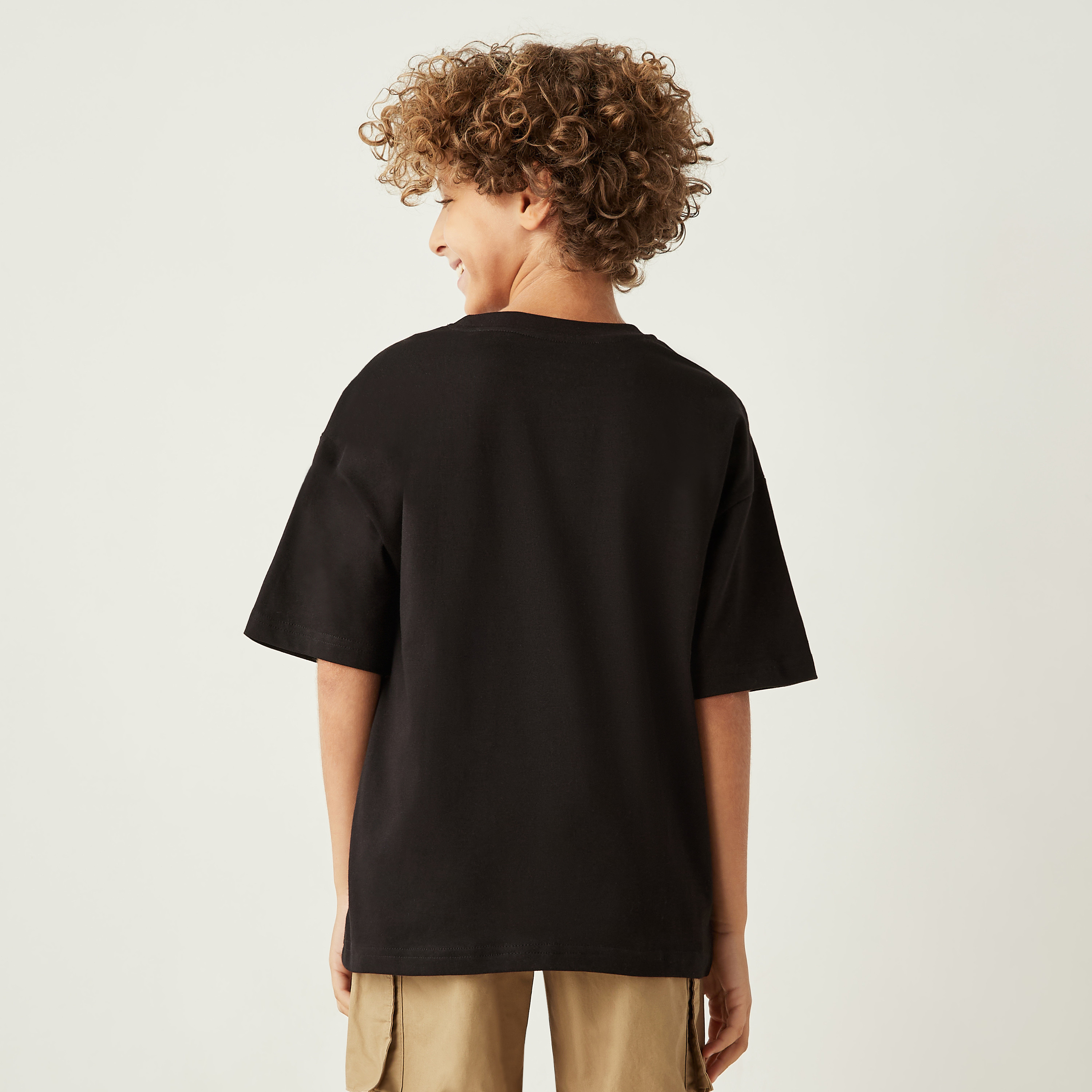 تيشيرت فضفاض سادة بياقة ضيّقة وأكمام قصيرة من جونيورز-boys-clothing-tshirtsandpolos-image-3