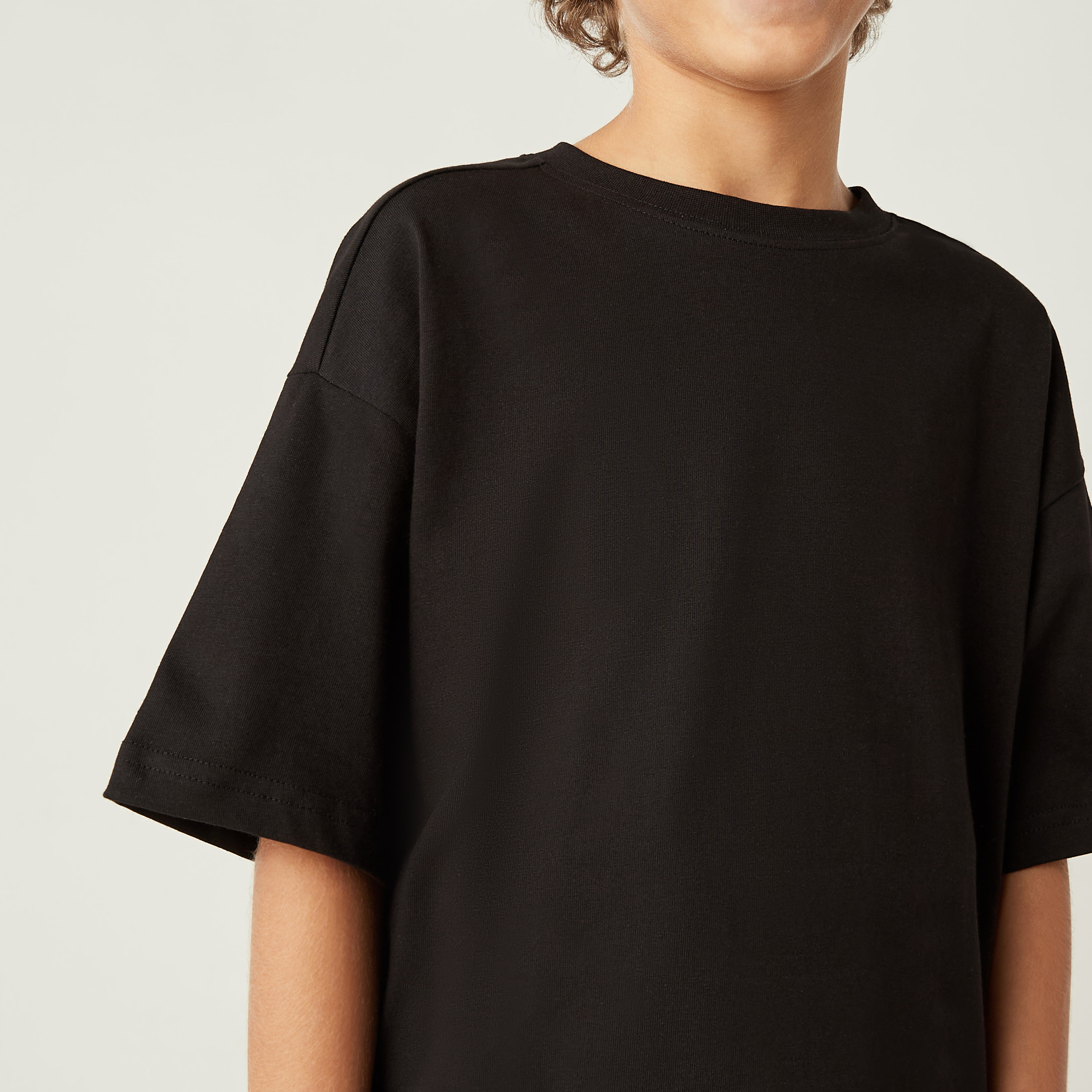تيشيرت فضفاض سادة بياقة ضيّقة وأكمام قصيرة من جونيورز-boys-clothing-tshirtsandpolos-image-4