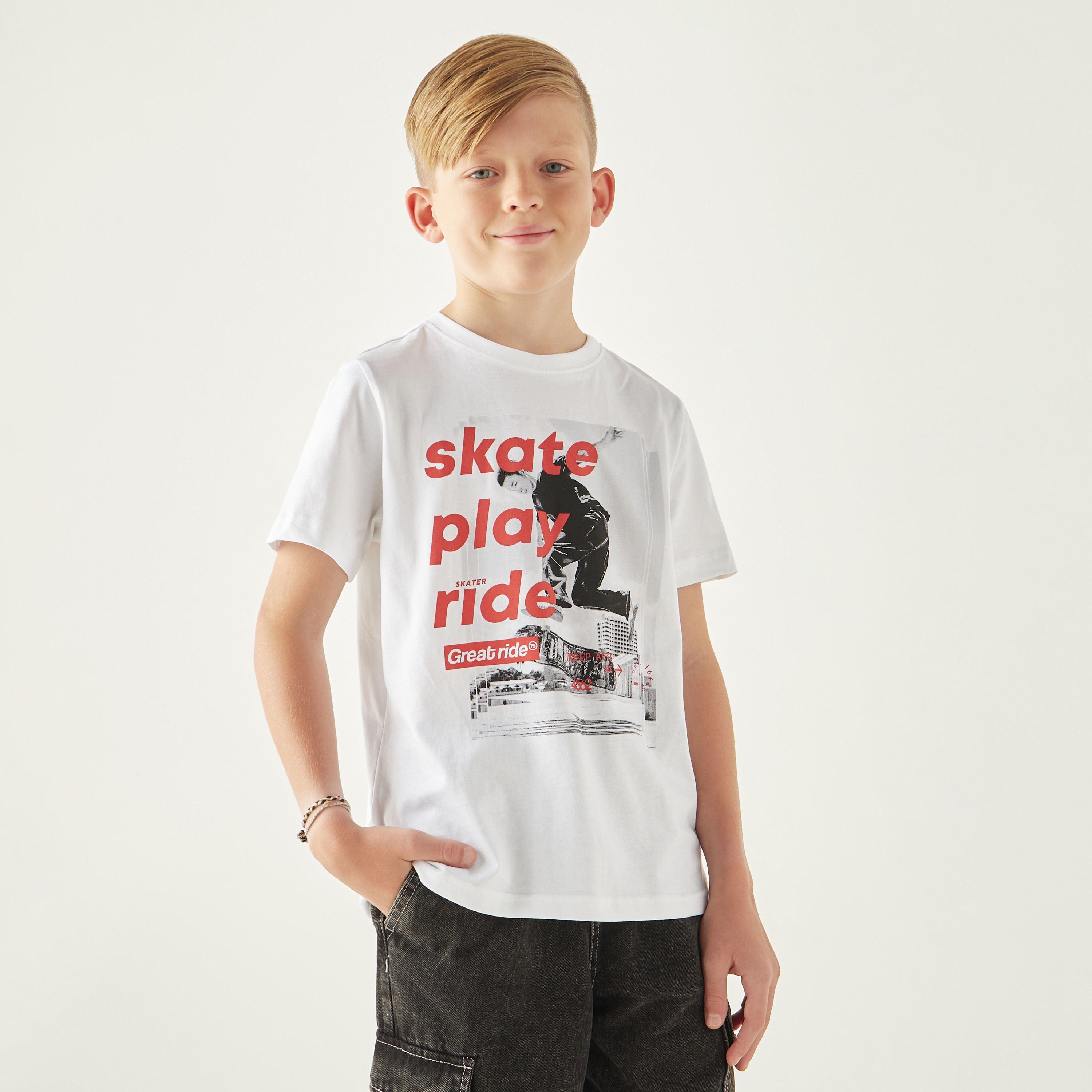 تيشيرت بياقة ضيقة وأكمام قصيرة وطبعات جرافيك من جونيورز-boys-clothing-tshirtsandpolos-image-1
