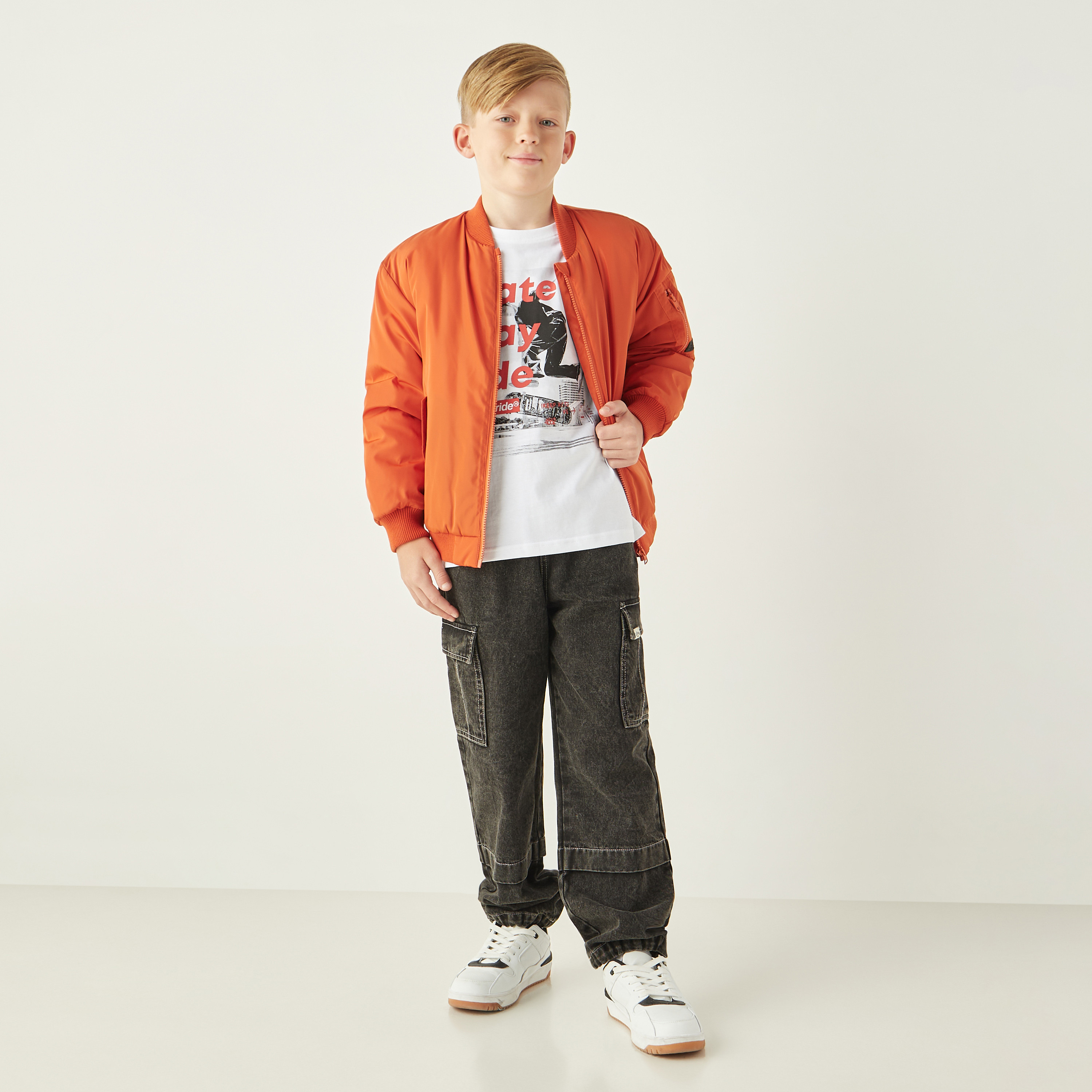 تيشيرت بياقة ضيقة وأكمام قصيرة وطبعات جرافيك من جونيورز-boys-clothing-tshirtsandpolos-image-2