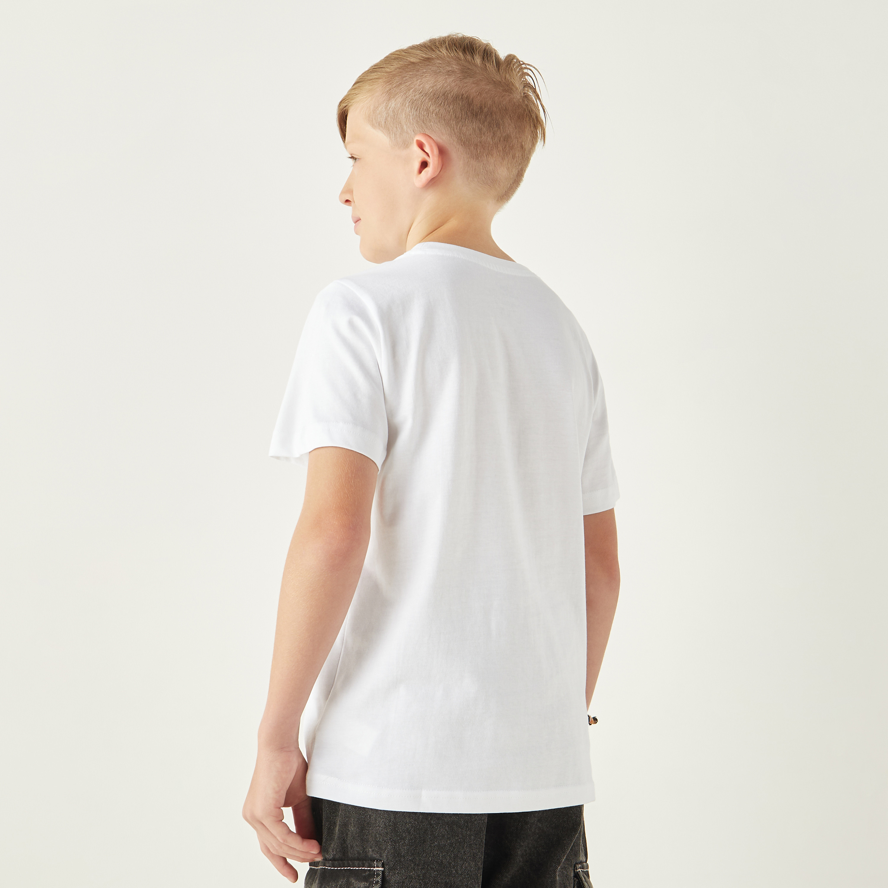 تيشيرت بياقة ضيقة وأكمام قصيرة وطبعات جرافيك من جونيورز-boys-clothing-tshirtsandpolos-image-3