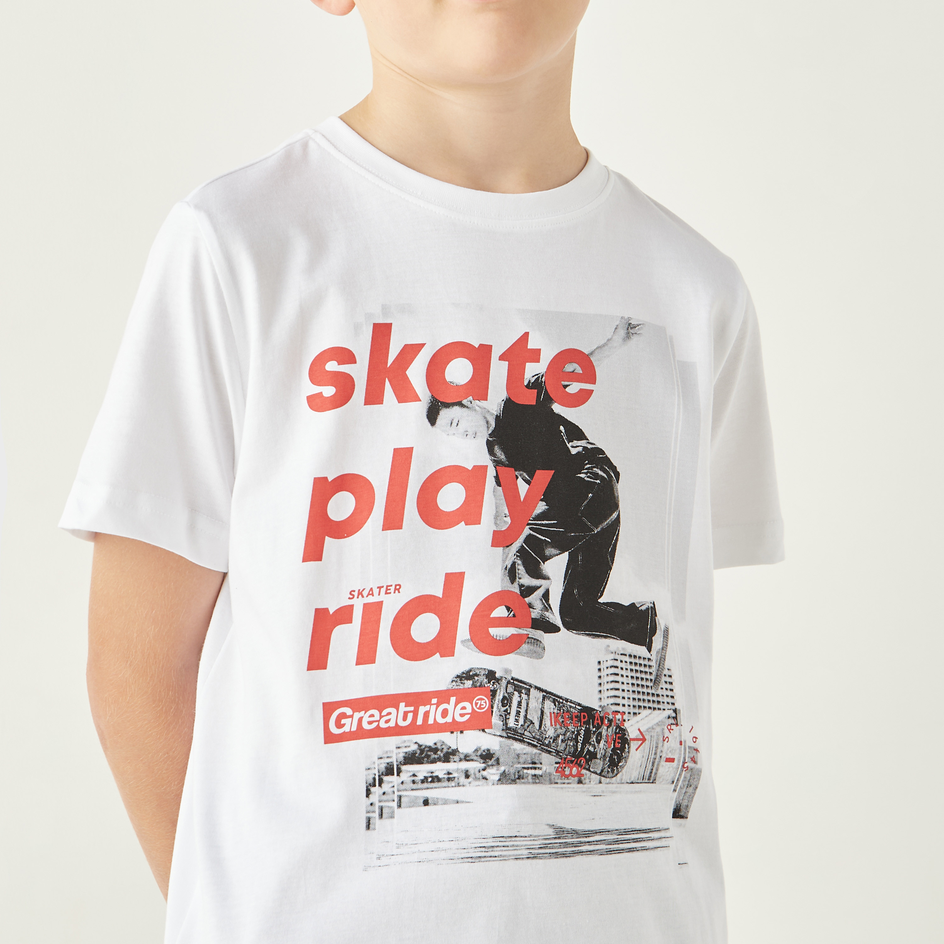 تيشيرت بياقة ضيقة وأكمام قصيرة وطبعات جرافيك من جونيورز-boys-clothing-tshirtsandpolos-image-4