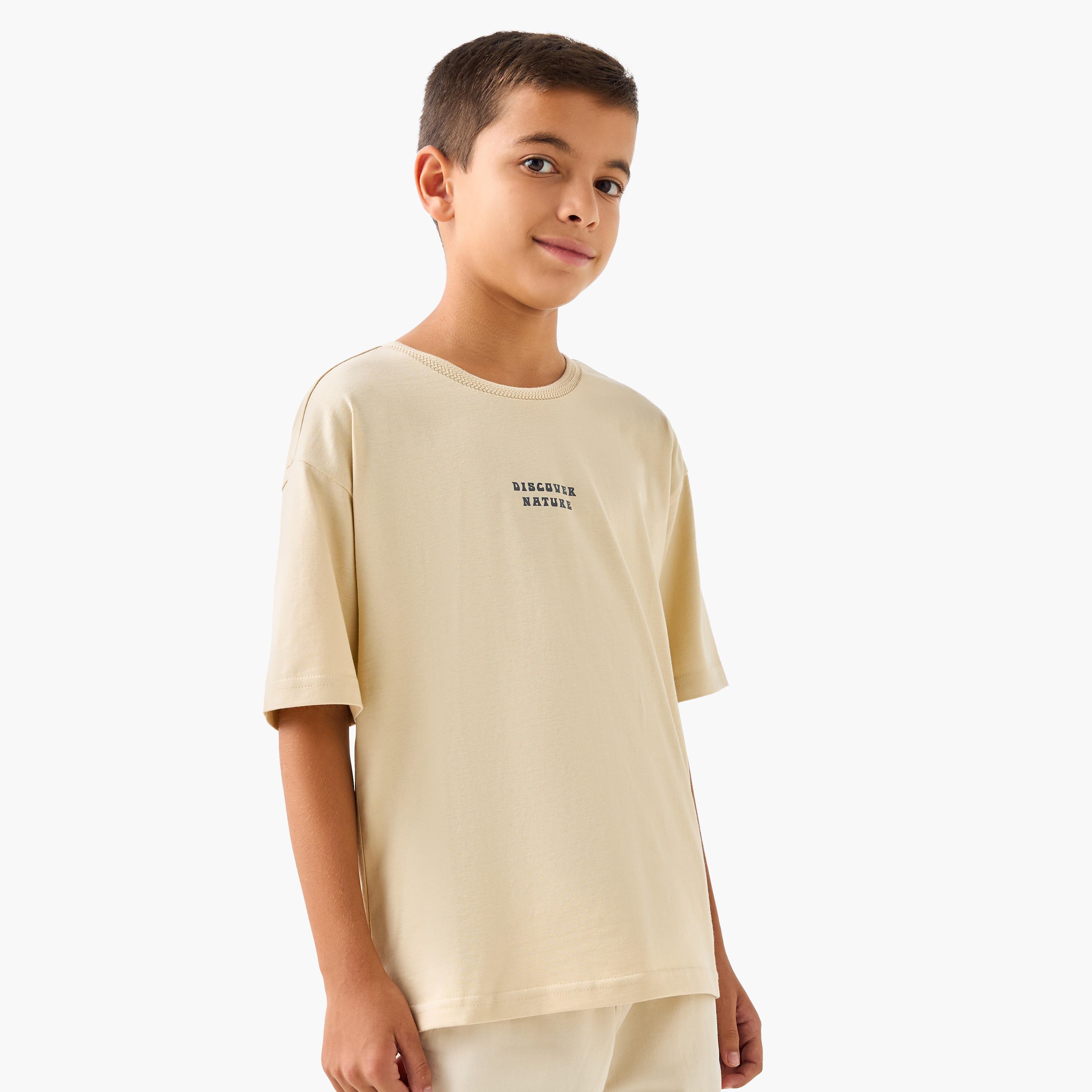 تيشيرت بياقة ضيقة وأكمام قصيرة وطبعات تايبوجرافيك من جونيورز-boys-clothing-tshirtsandpolos-image-1